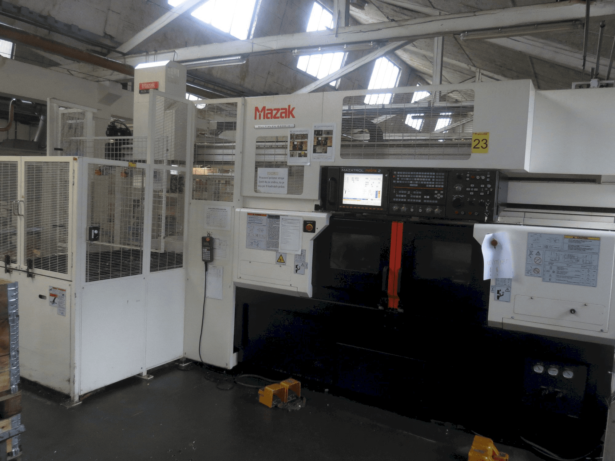 Vooraanzicht van Mazak Multiplex 6200-II machine