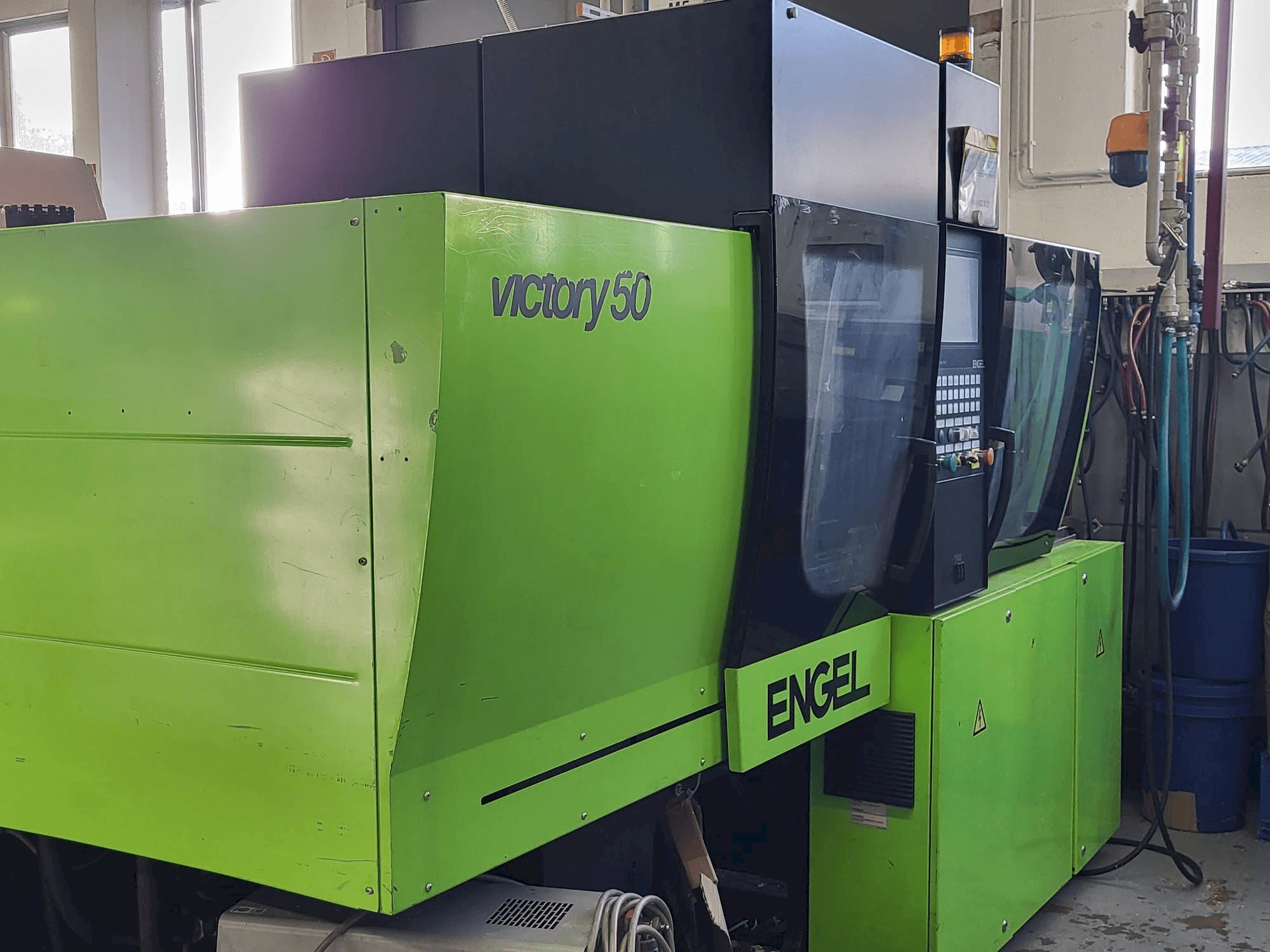 Linkerzijdeaanzicht van Engel Victory 200/50 FOCUS machine