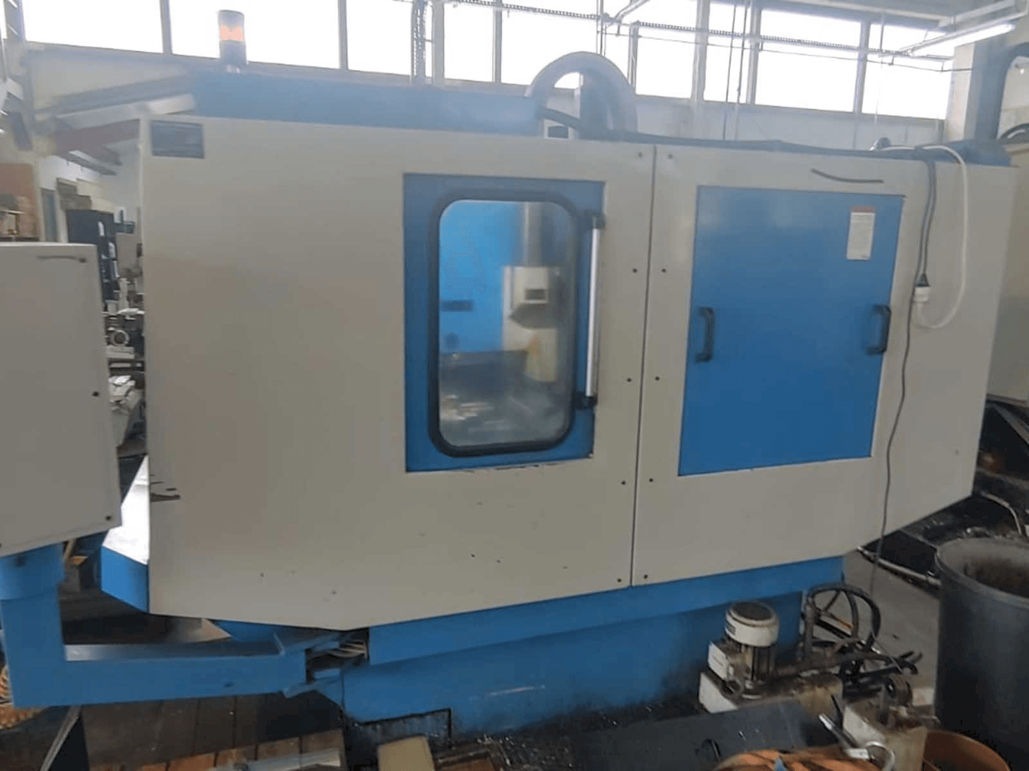 Vooraanzicht van KONDIA CM-60 machine