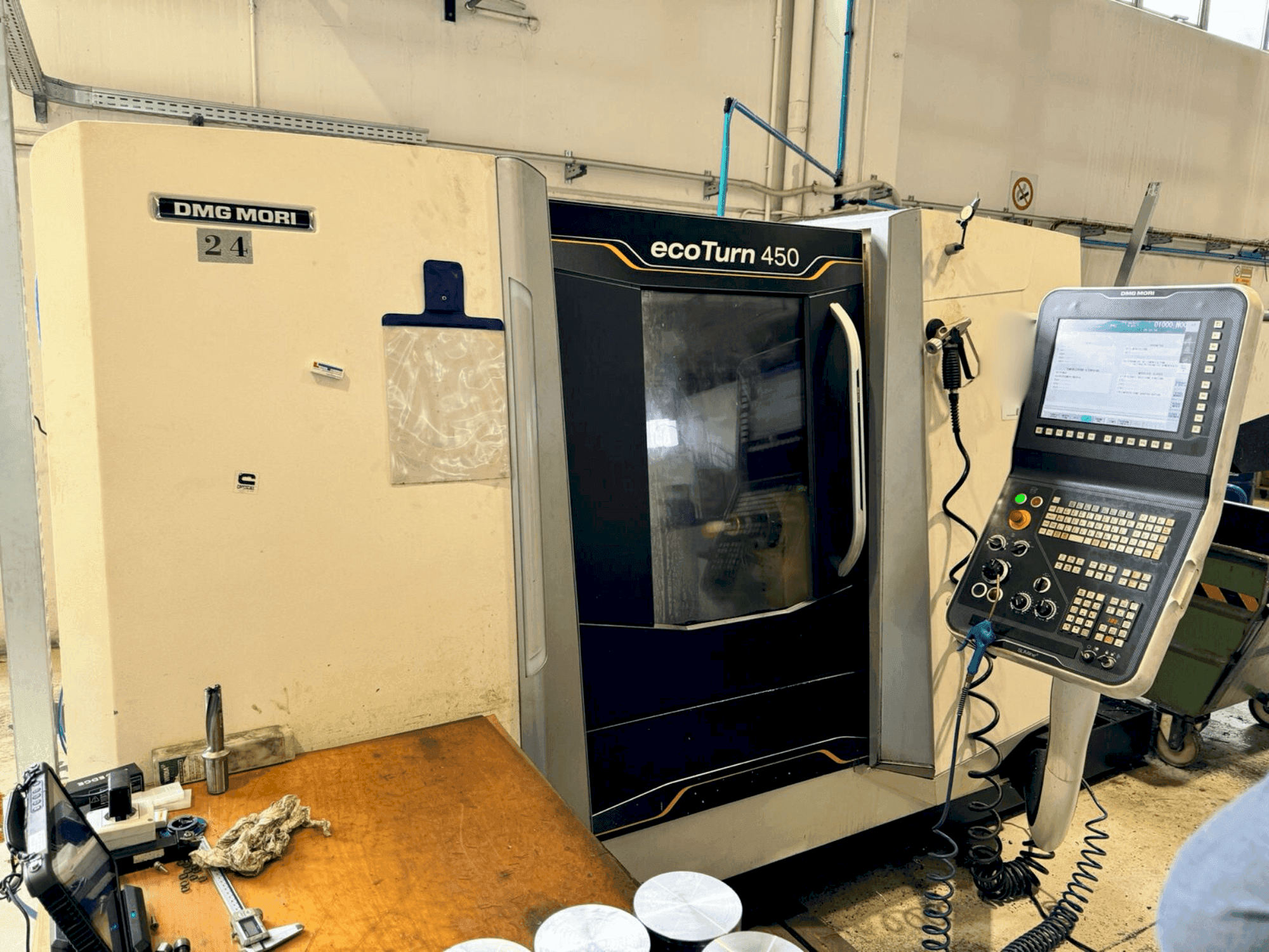 Vooraanzicht van DMG MORI EcoTurn 450 V3 machine
