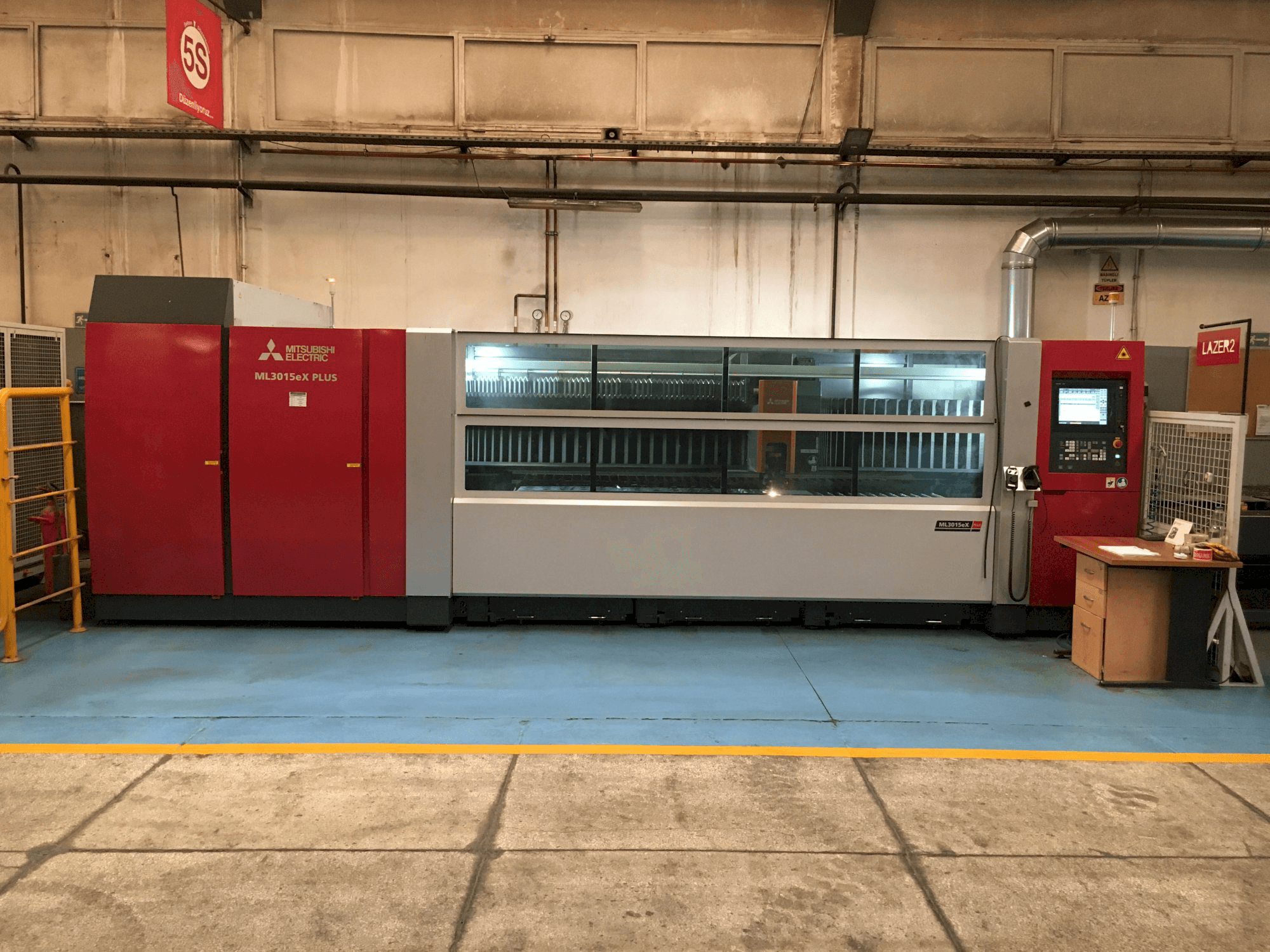 Vooraanzicht van Mitsubishi MI3015eX-Plus machine