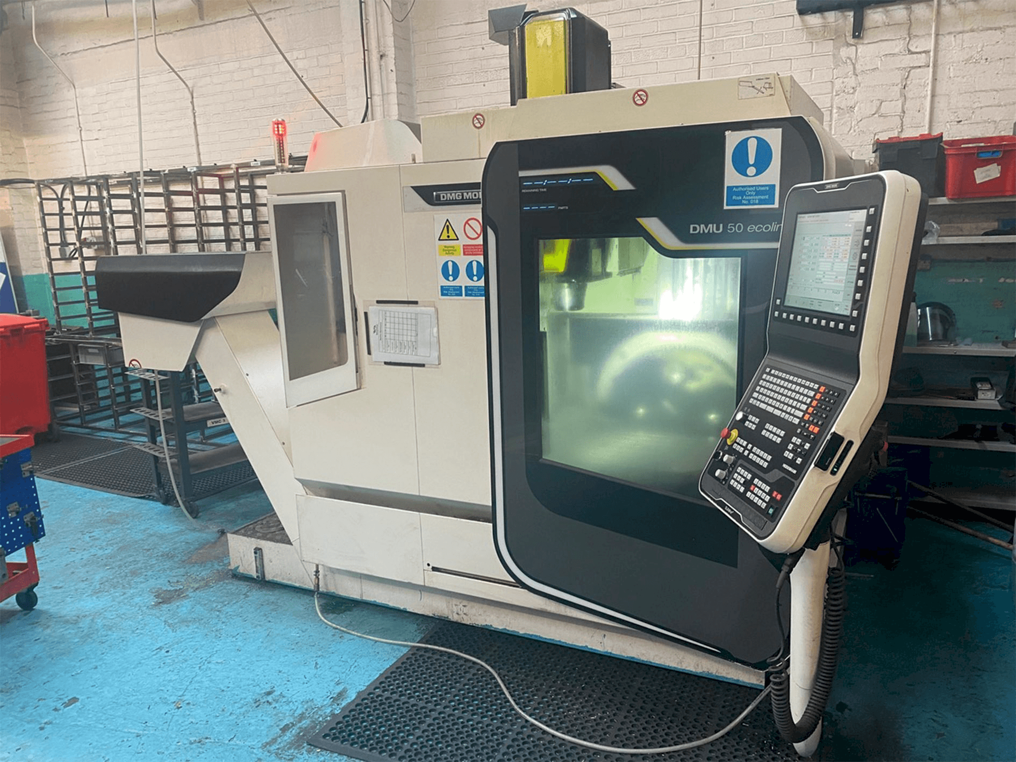 Vooraanzicht van DMG DMU Ecoline 50 5 Axis VMC machine