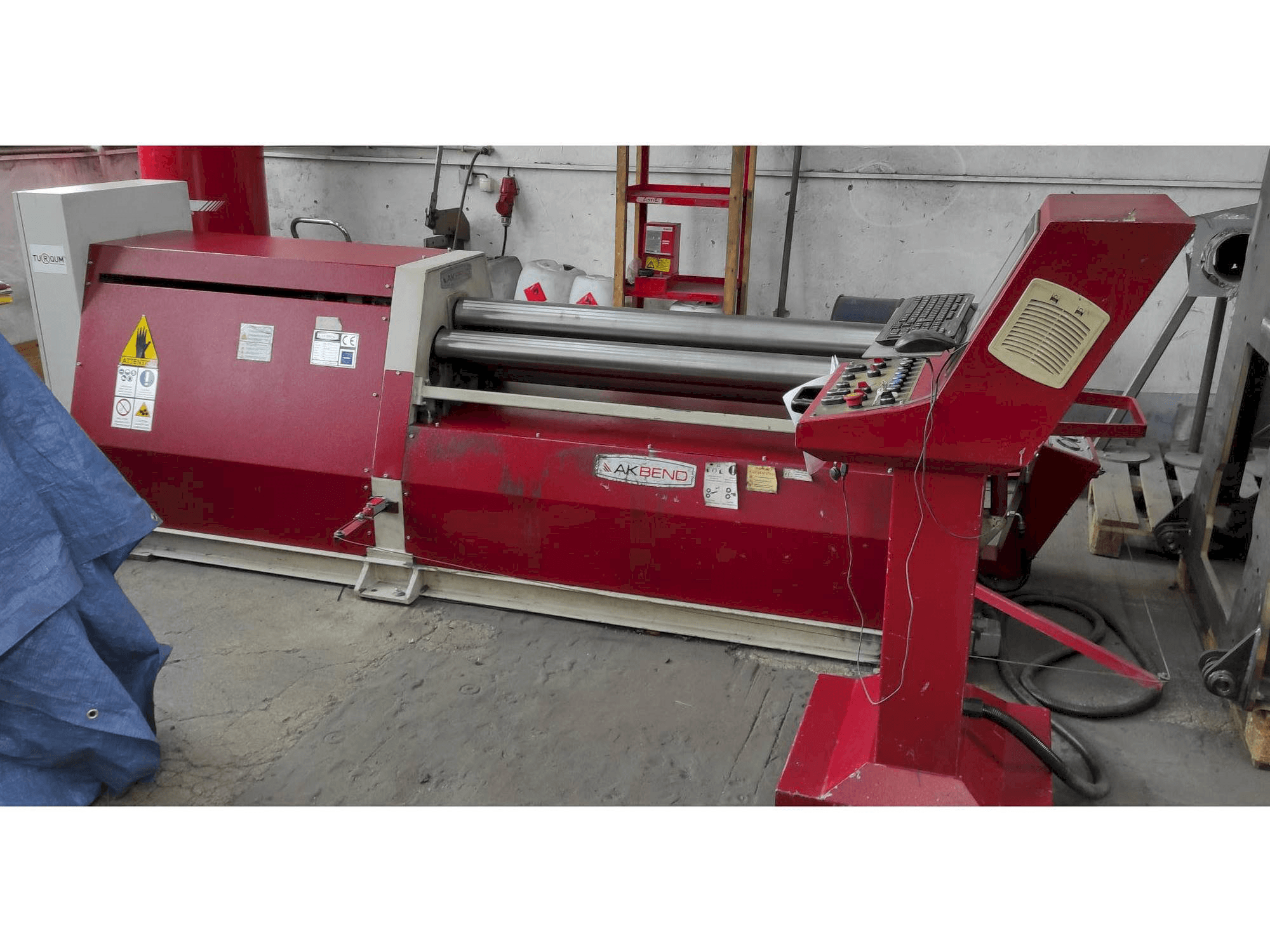 Vooraanzicht van AKBEND AHS 15/4-6 machine