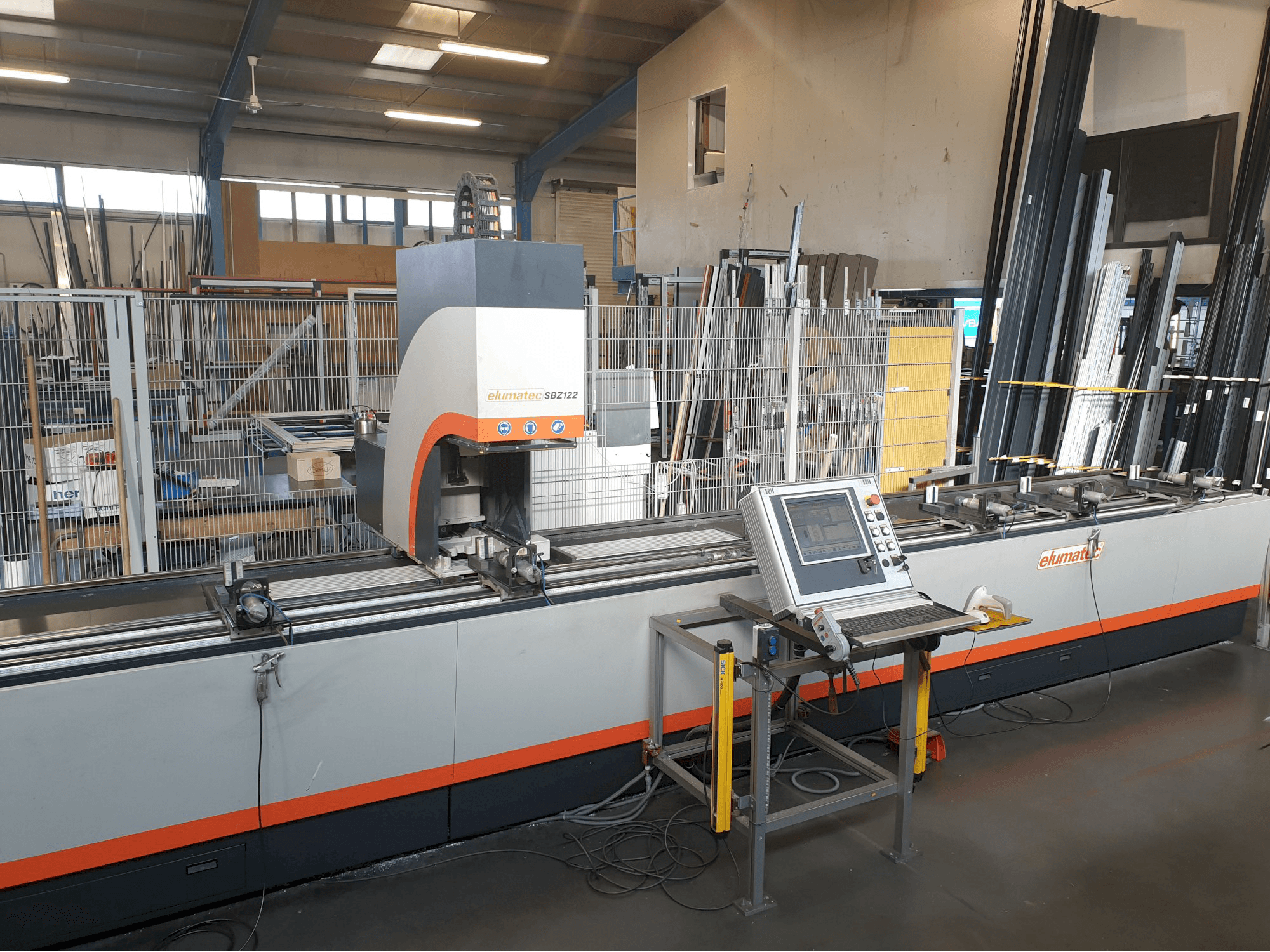 Links zicht van elumatec SBZ 122/64 machine
