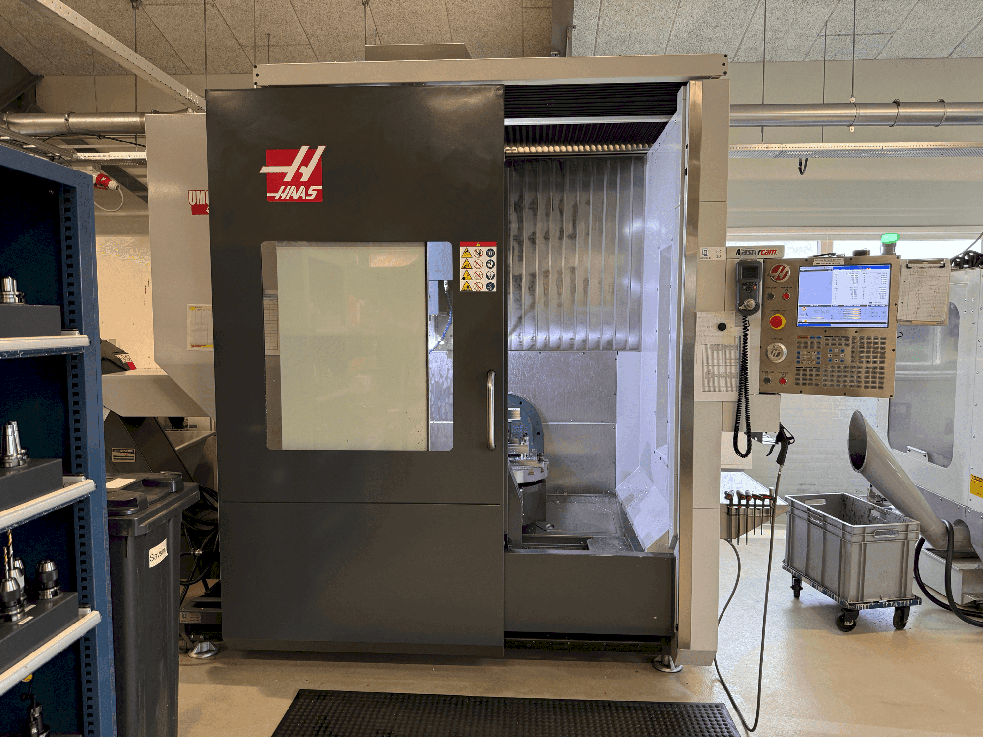 Vooraanzicht van HAAS UMC-750 machine