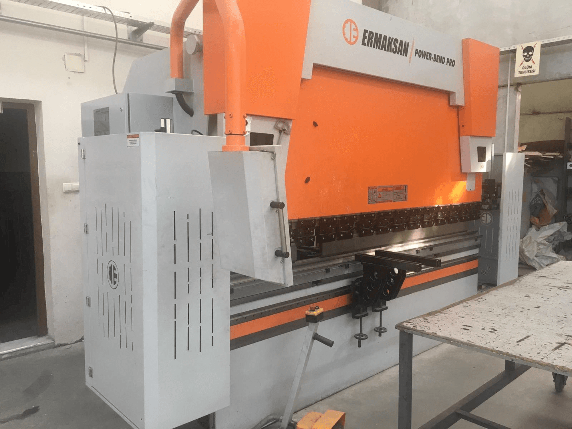 Vooraanzicht van ERMAKSAN Power-Bend Pro 3100x135 machine