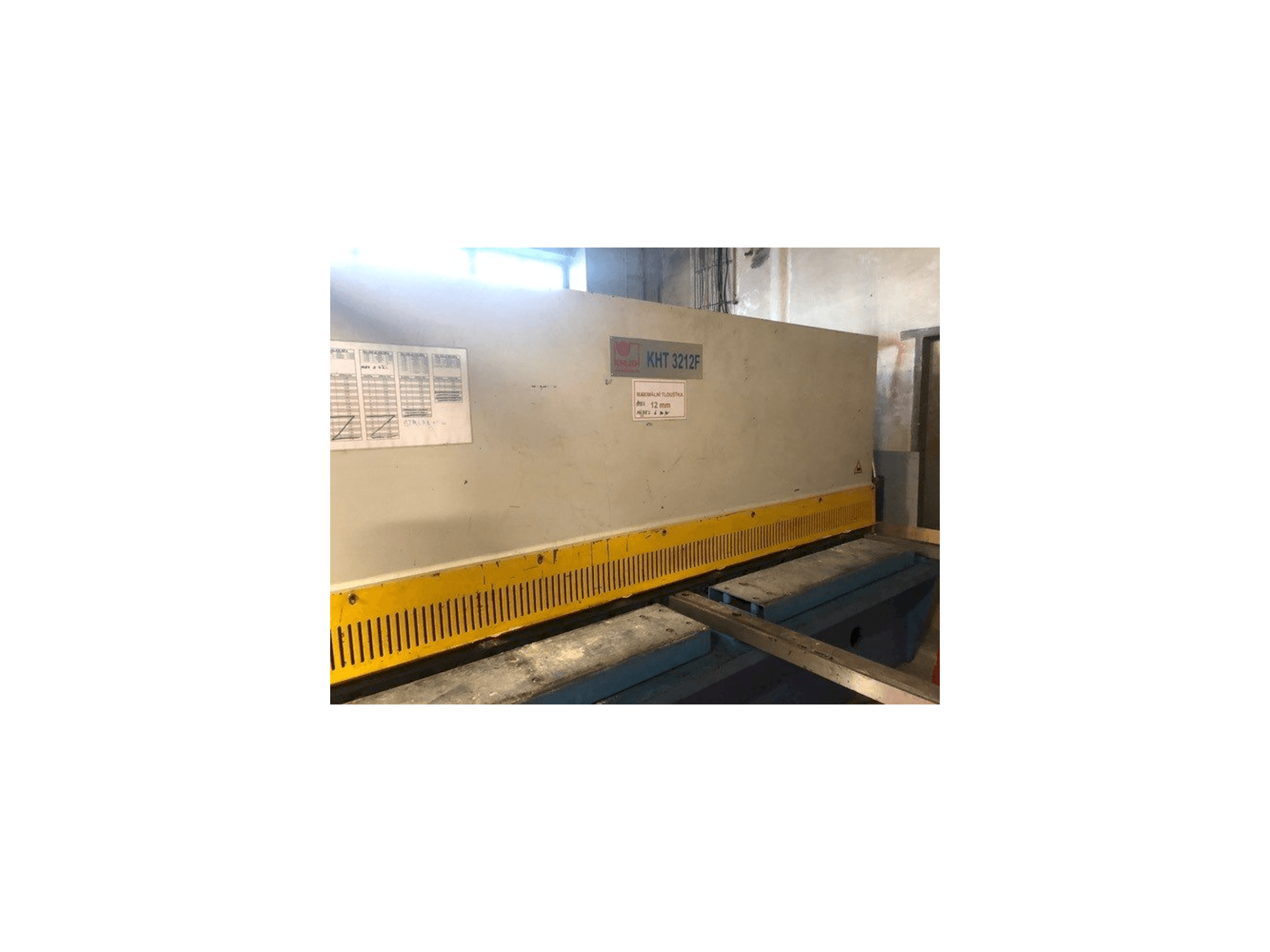 Vooraanzicht van KNUTH KHT 3212 F machine