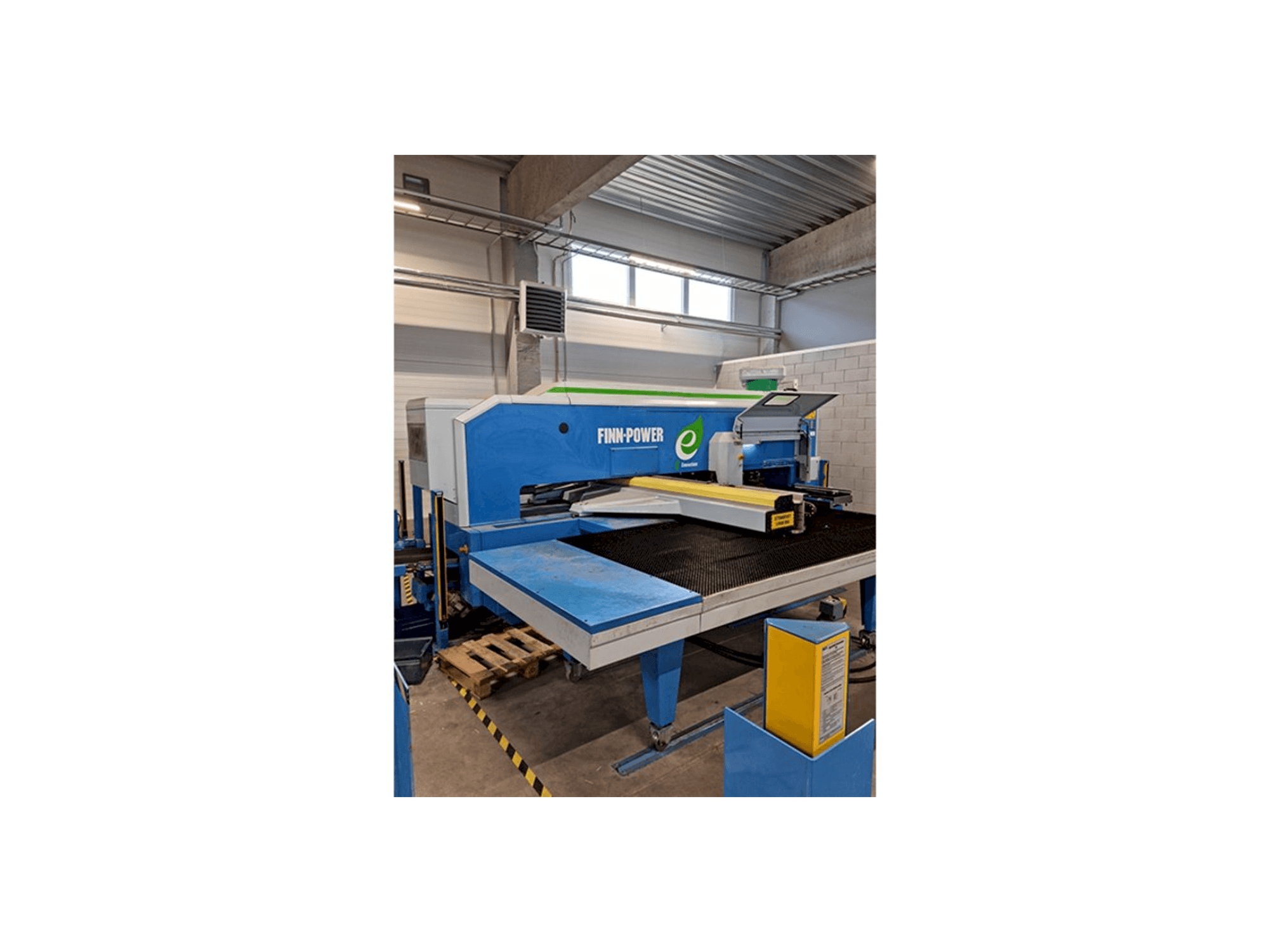 Vooraanzicht van Finn-Power E5 machine