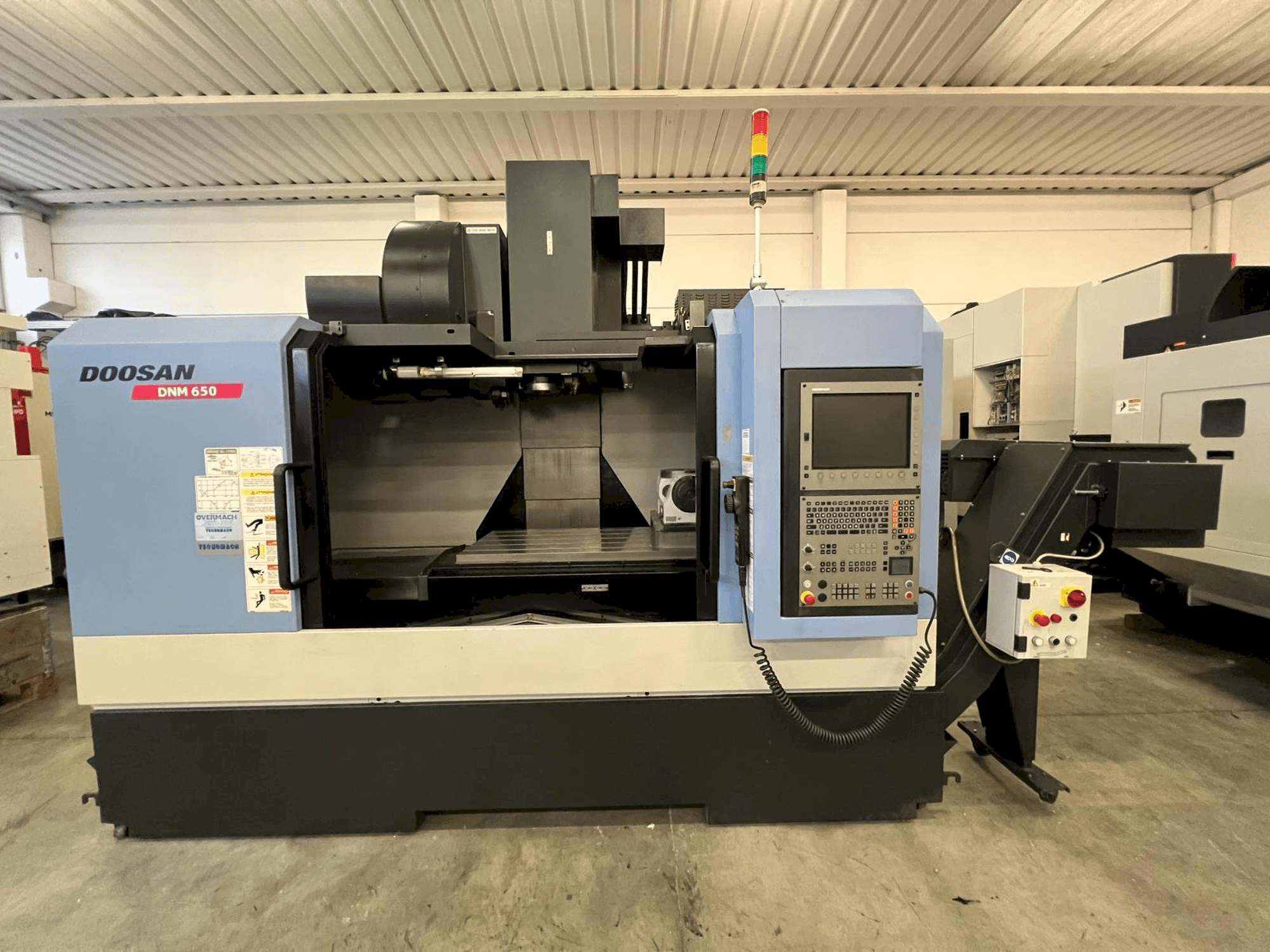 Vooraanzicht van DOOSAN DNM 650 machine