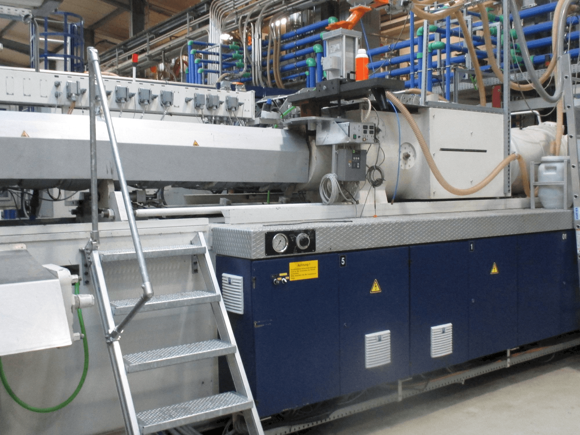 Vooraanzicht van Krauss Maffei 1300/14700 MC machine