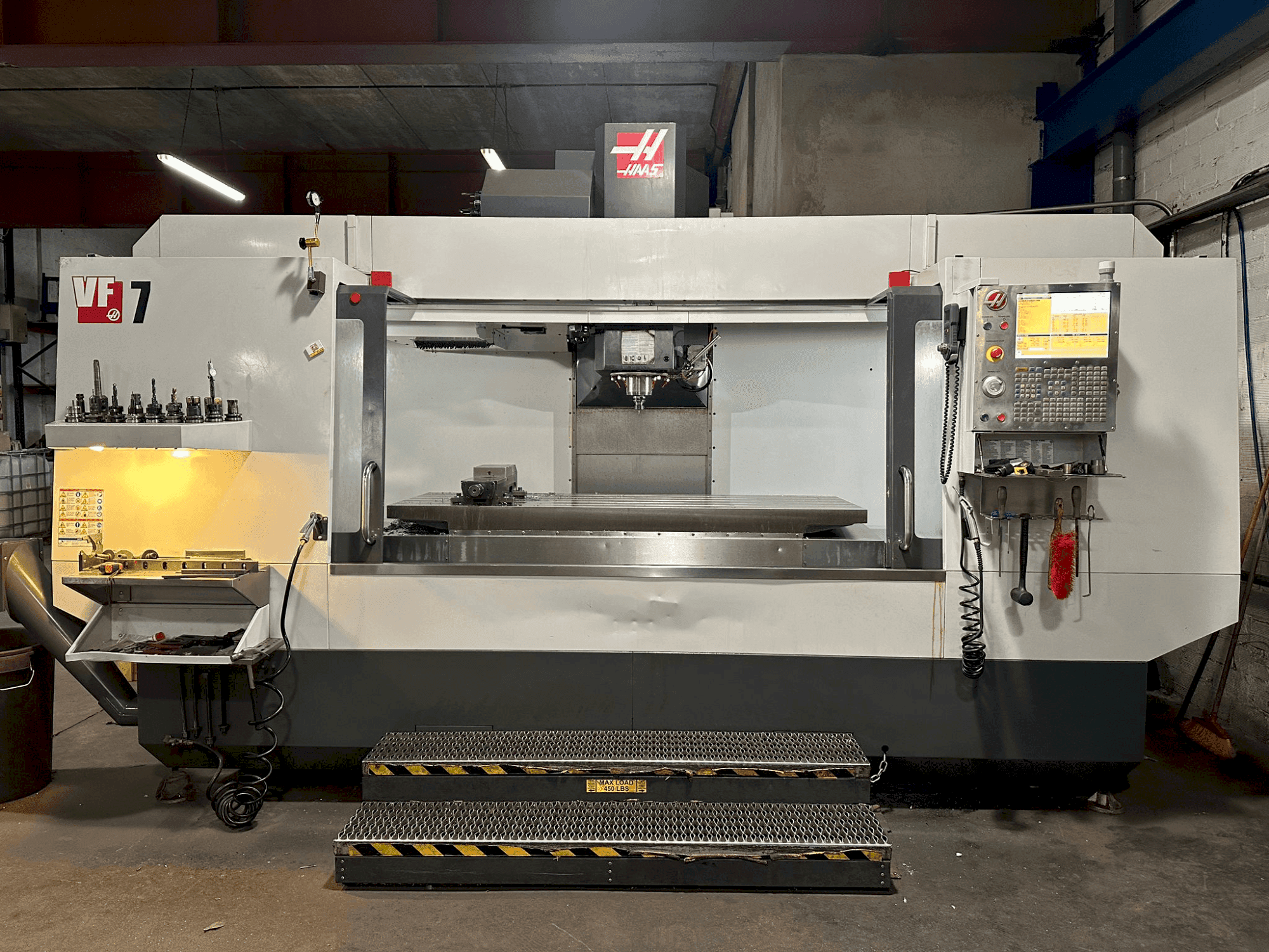 Vooraanzicht van HAAS VF-7/40 machine