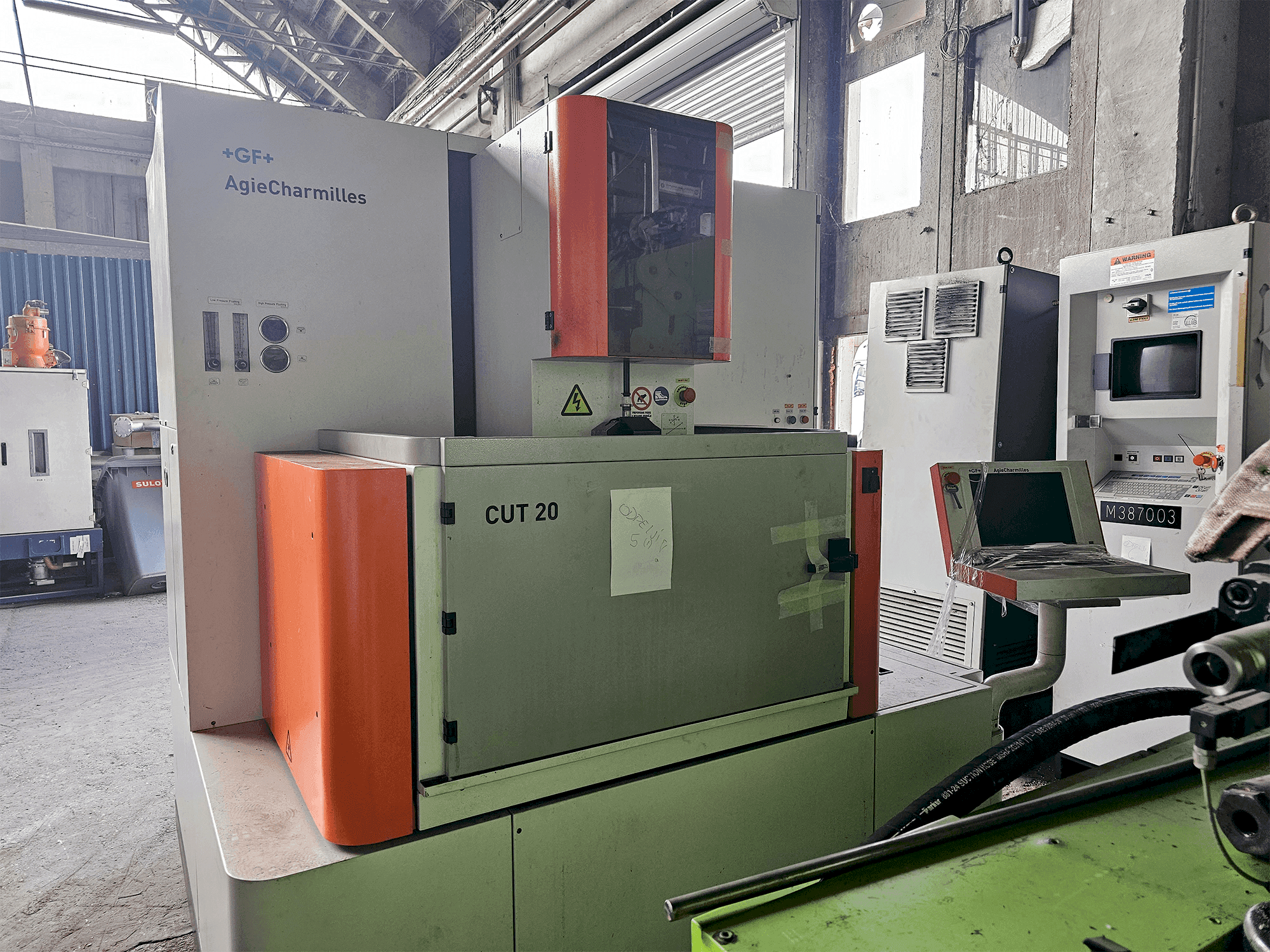 Vooraanzicht van AgieCharmilles CUT 20 machine