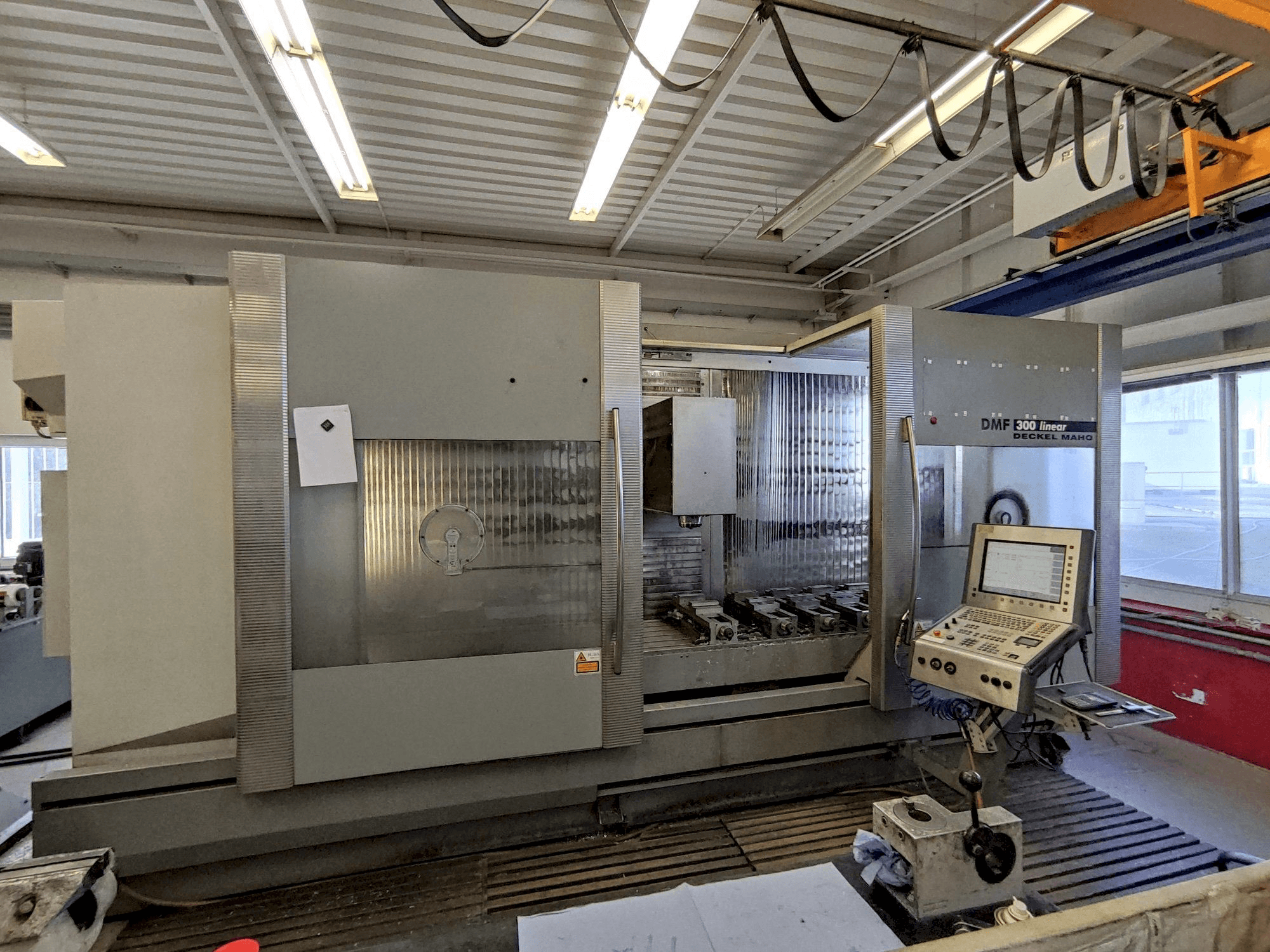 Vooraanzicht van DECKEL MAHO DMF 300 linear machine