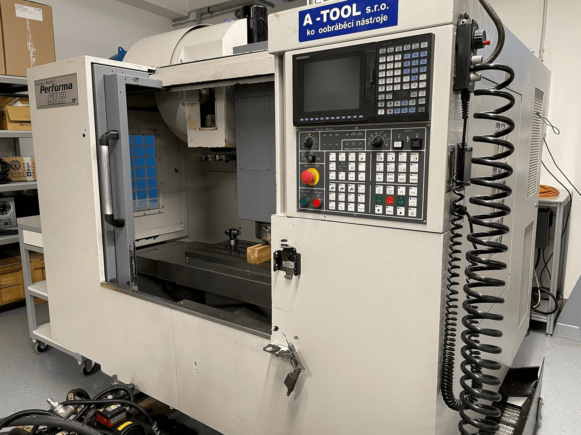 Vooraanzicht van Akira Seiki SR3XP machine