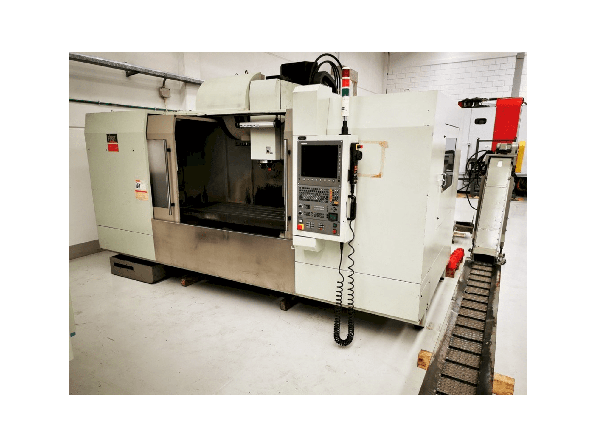 Vooraanzicht van FIRST MCV 1500 machine