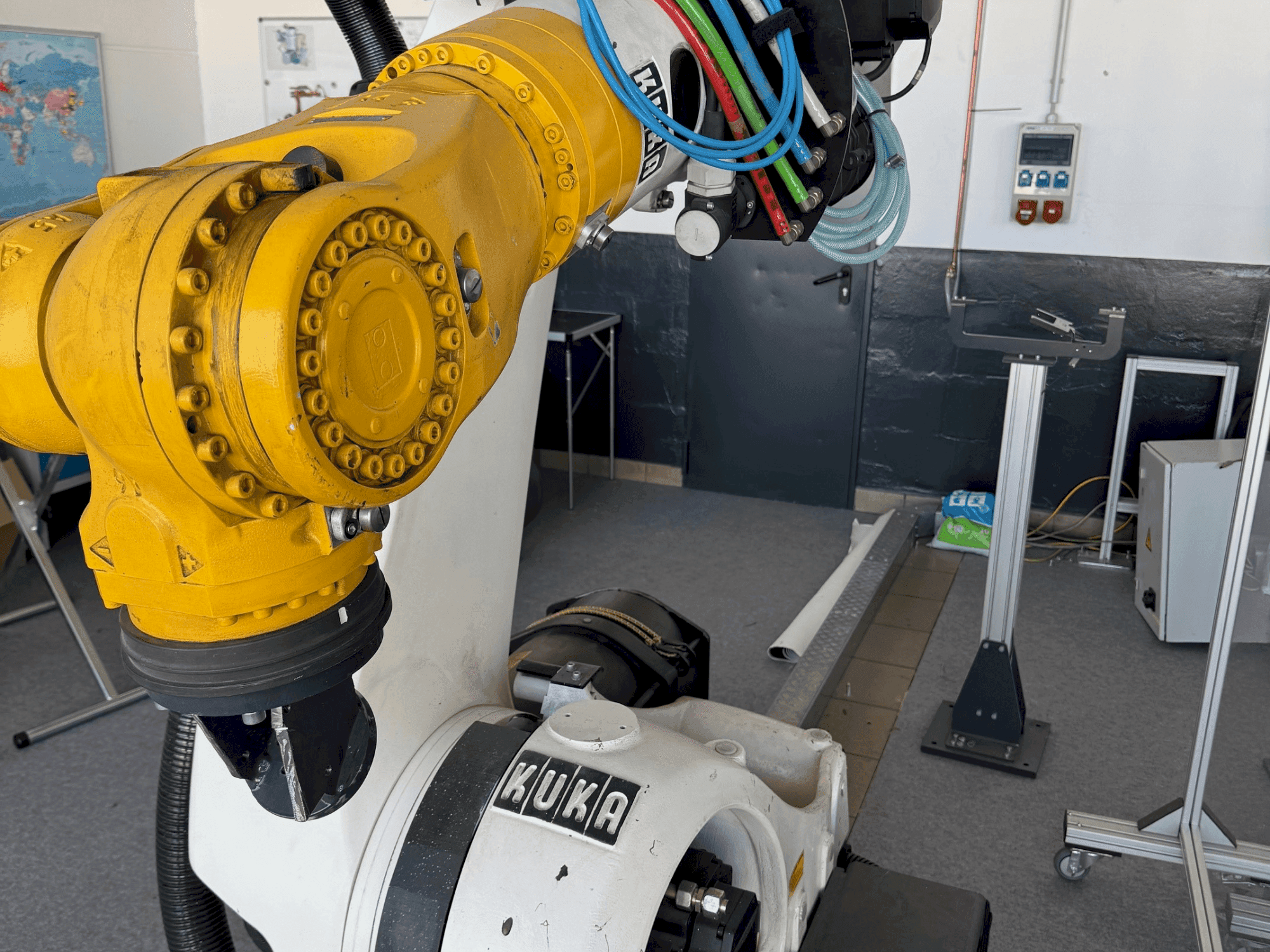 Vooraanzicht van KUKA KR210 2000-2 machine