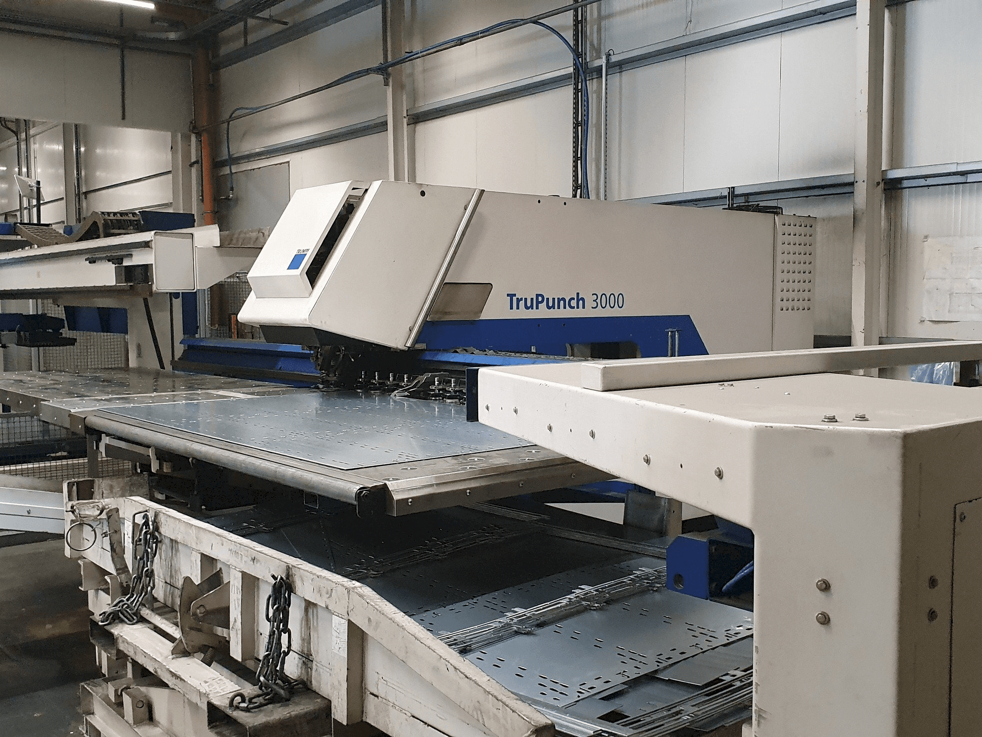 Vooraanzicht van Trumpf TruPunch 3000 Sheet Master machine