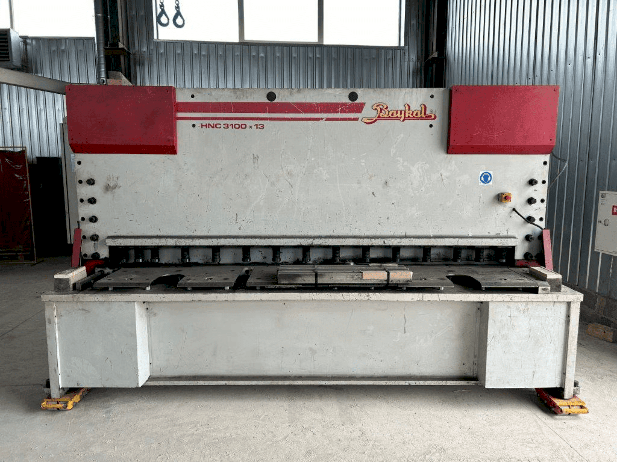 Vooraanzicht van Baykal HNC 3100x13 machine