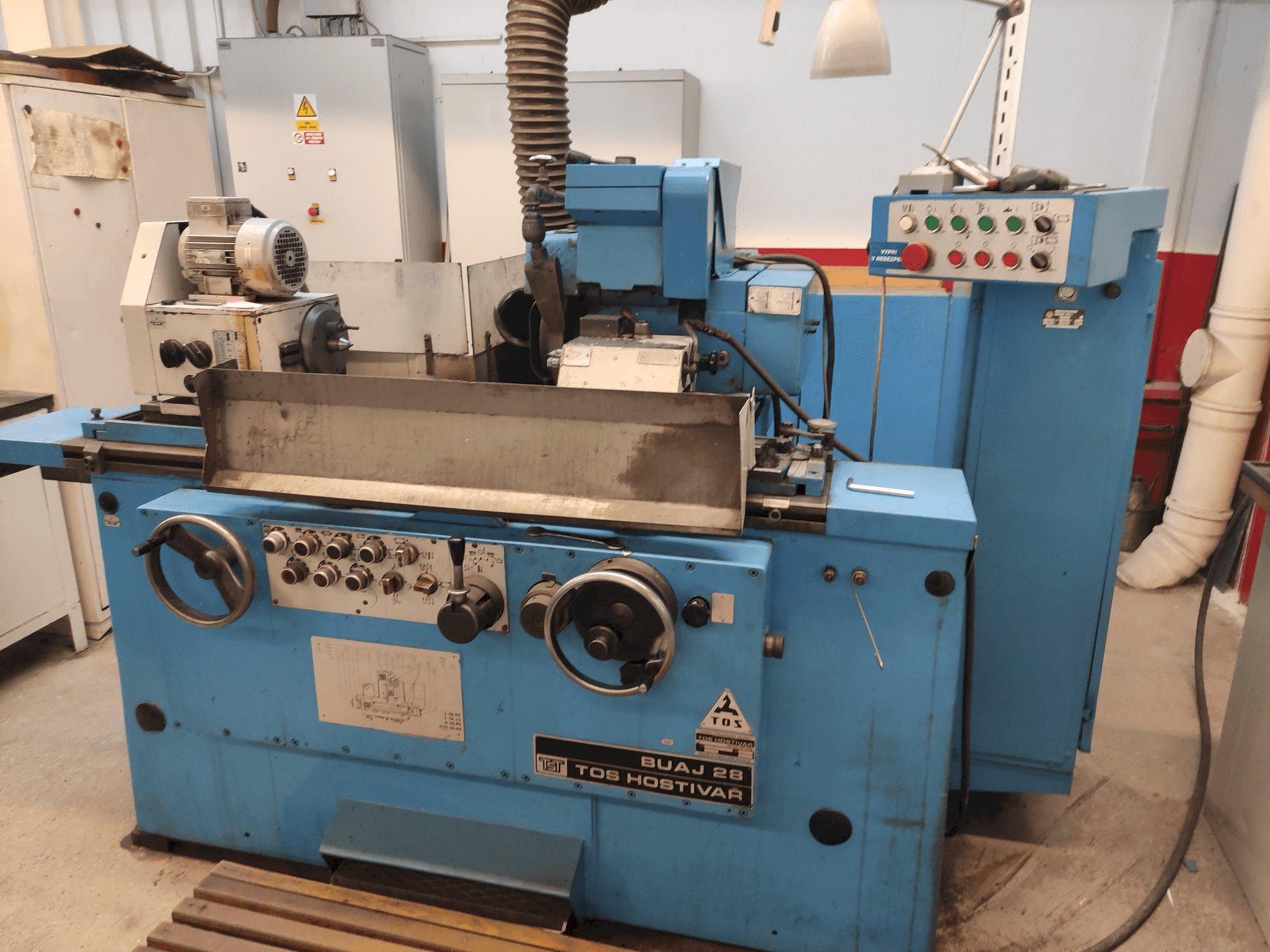 Vooraanzicht van TOS BUAJ 28 machine