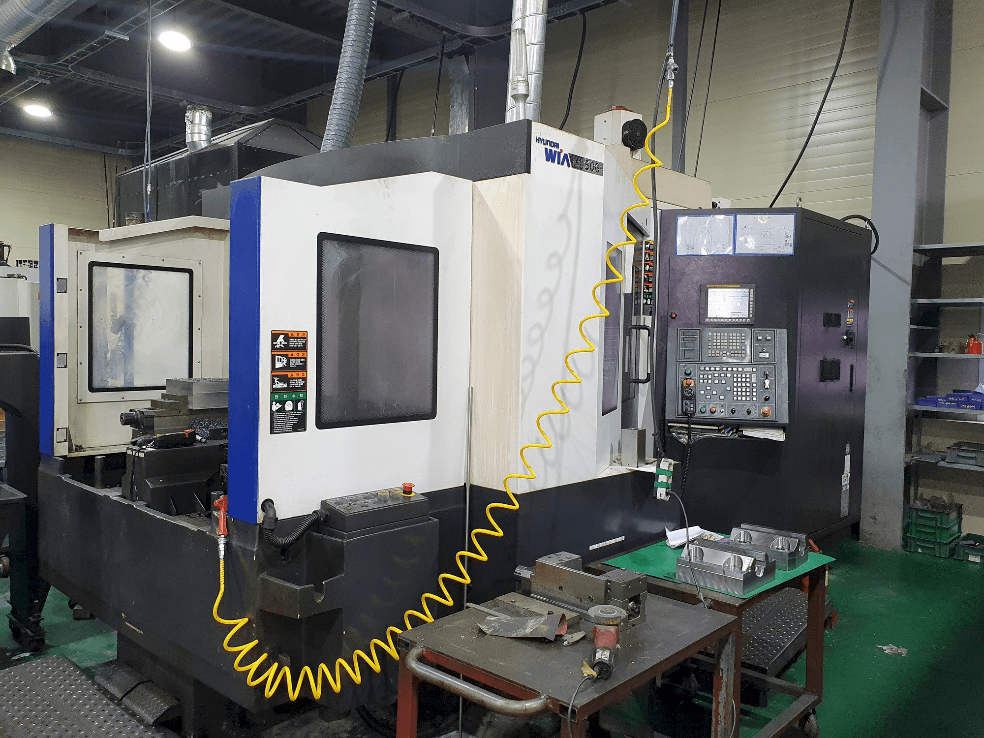 Vooraanzicht van Hyundai Wia KH50G machine