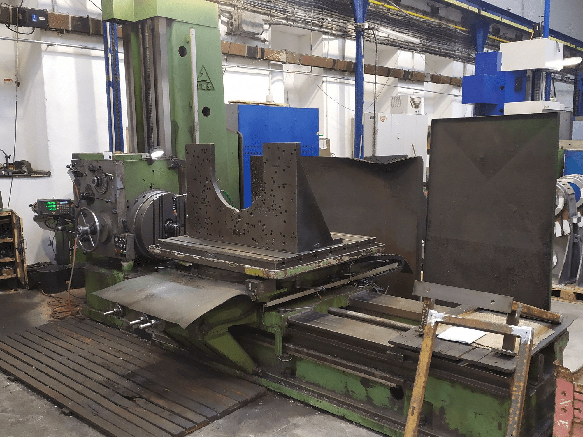 Vooraanzicht van TOS H 100 machine