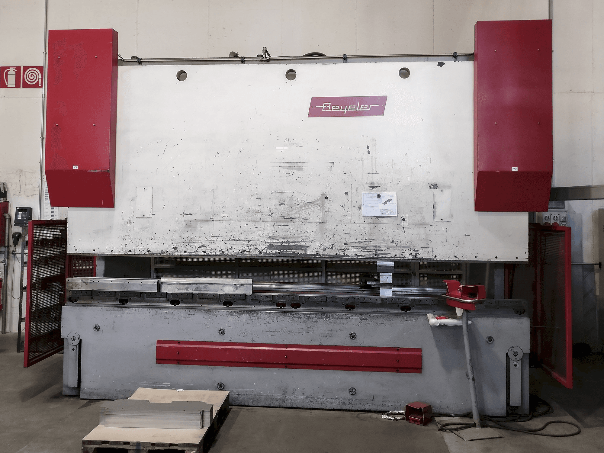 Vooraanzicht van BEYELER PR6 machine