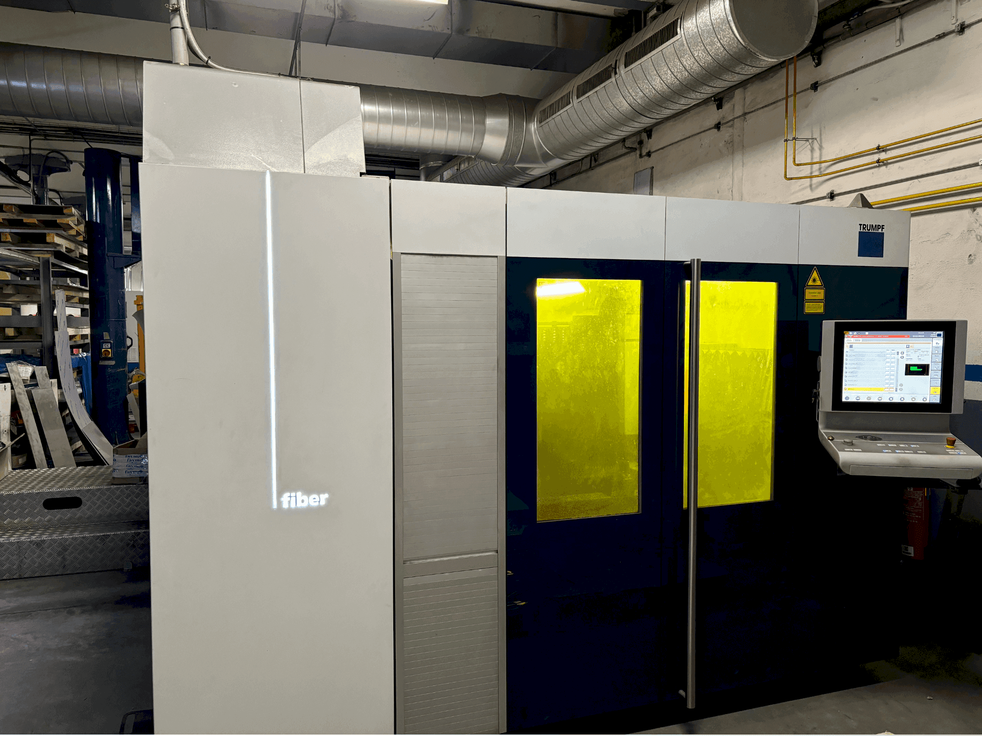 Vooraanzicht van TRUMPF TRULASER 3030 FIBER machine