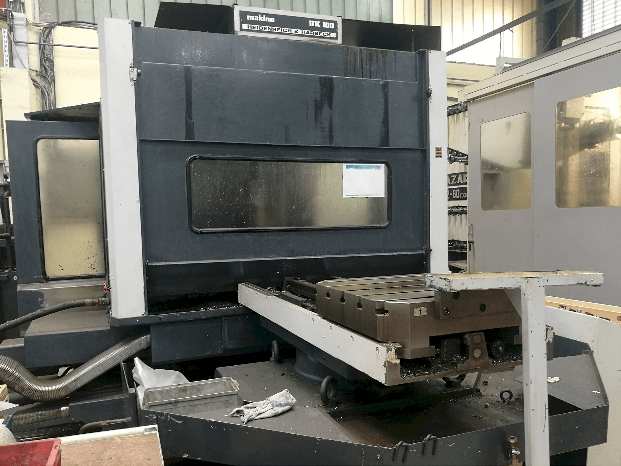 Links zicht van Makino MC 100 machine
