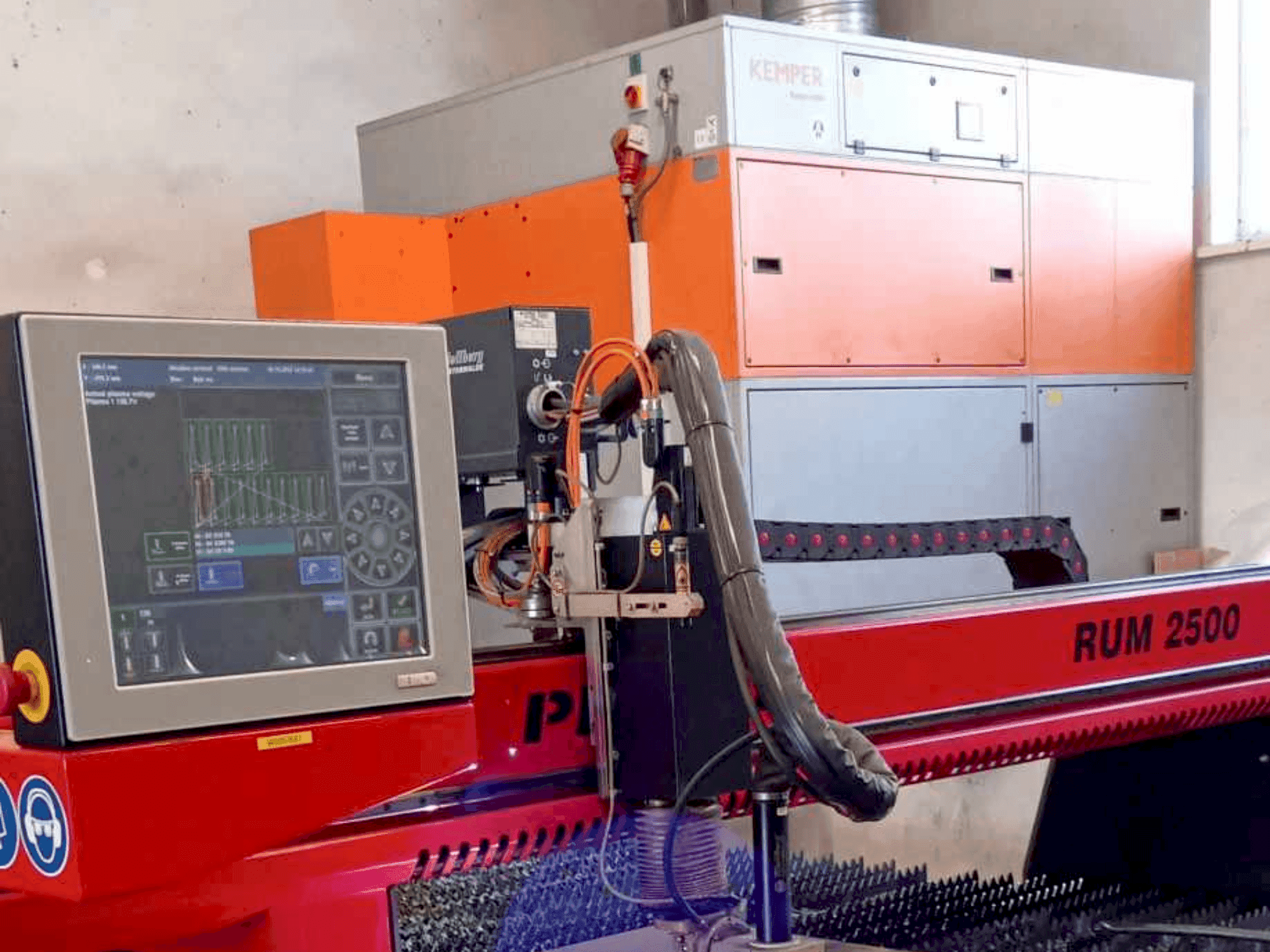 Vooraanzicht van PIERCE RUM 2500 P machine