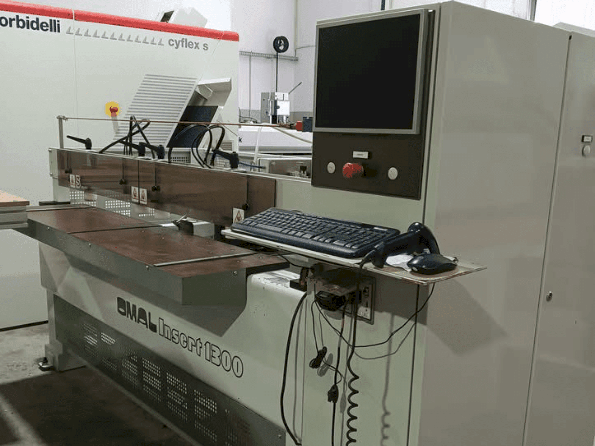 Vooraanzicht van OMAL Insert 1300 machine