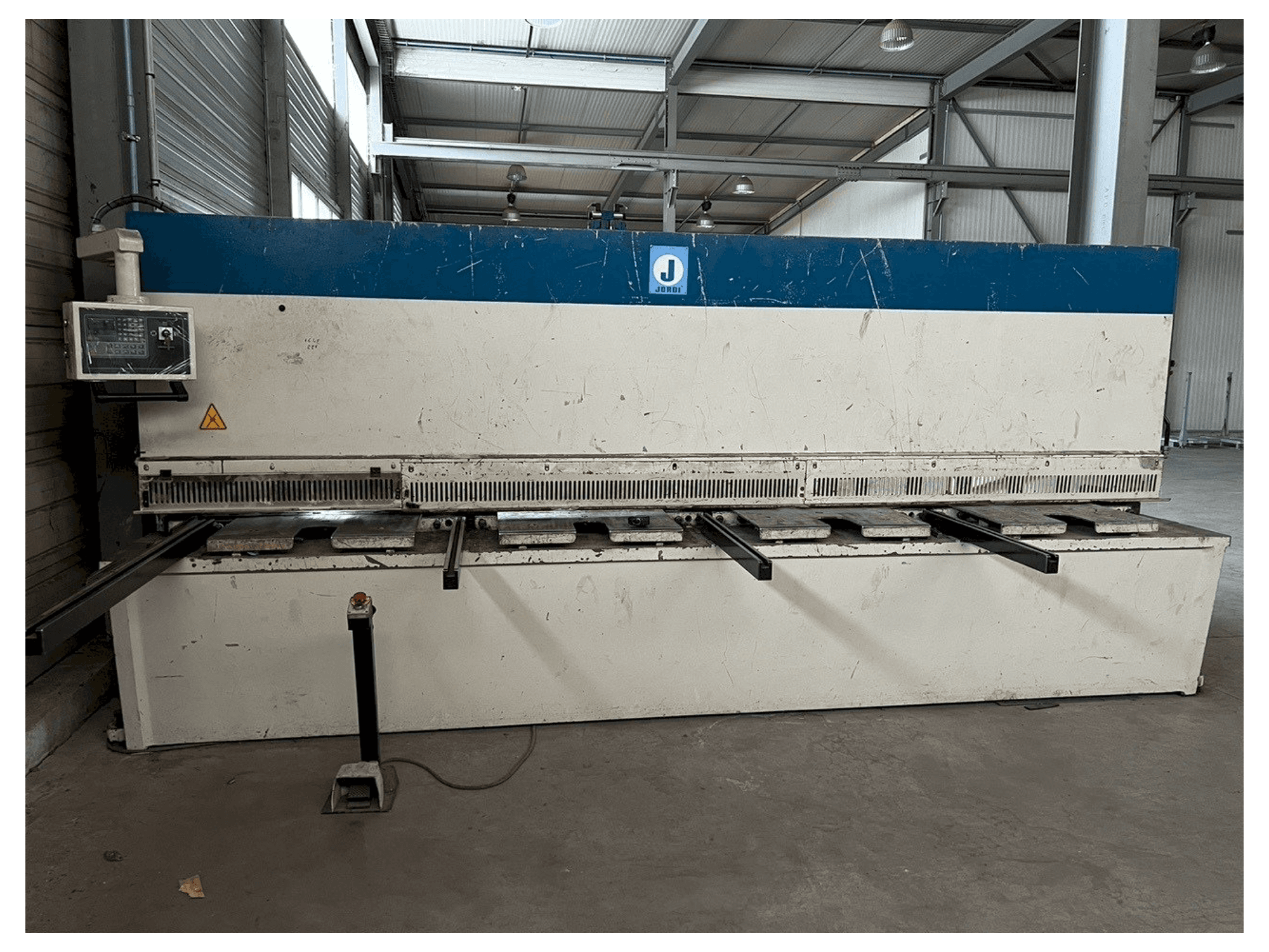 Vooraanzicht van JORDI CH 413 machine