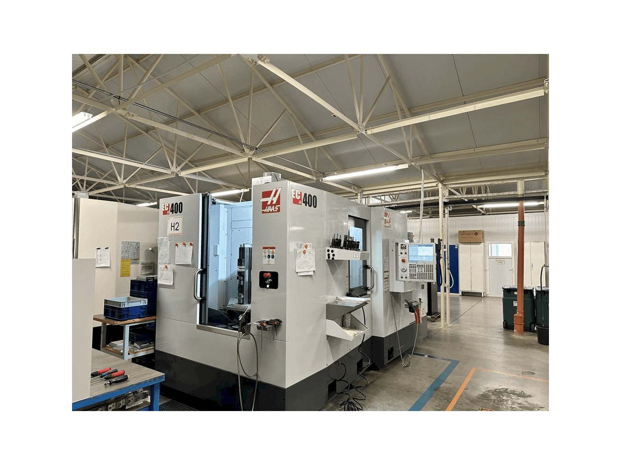 Vooraanzicht van HAAS EC-400 machine