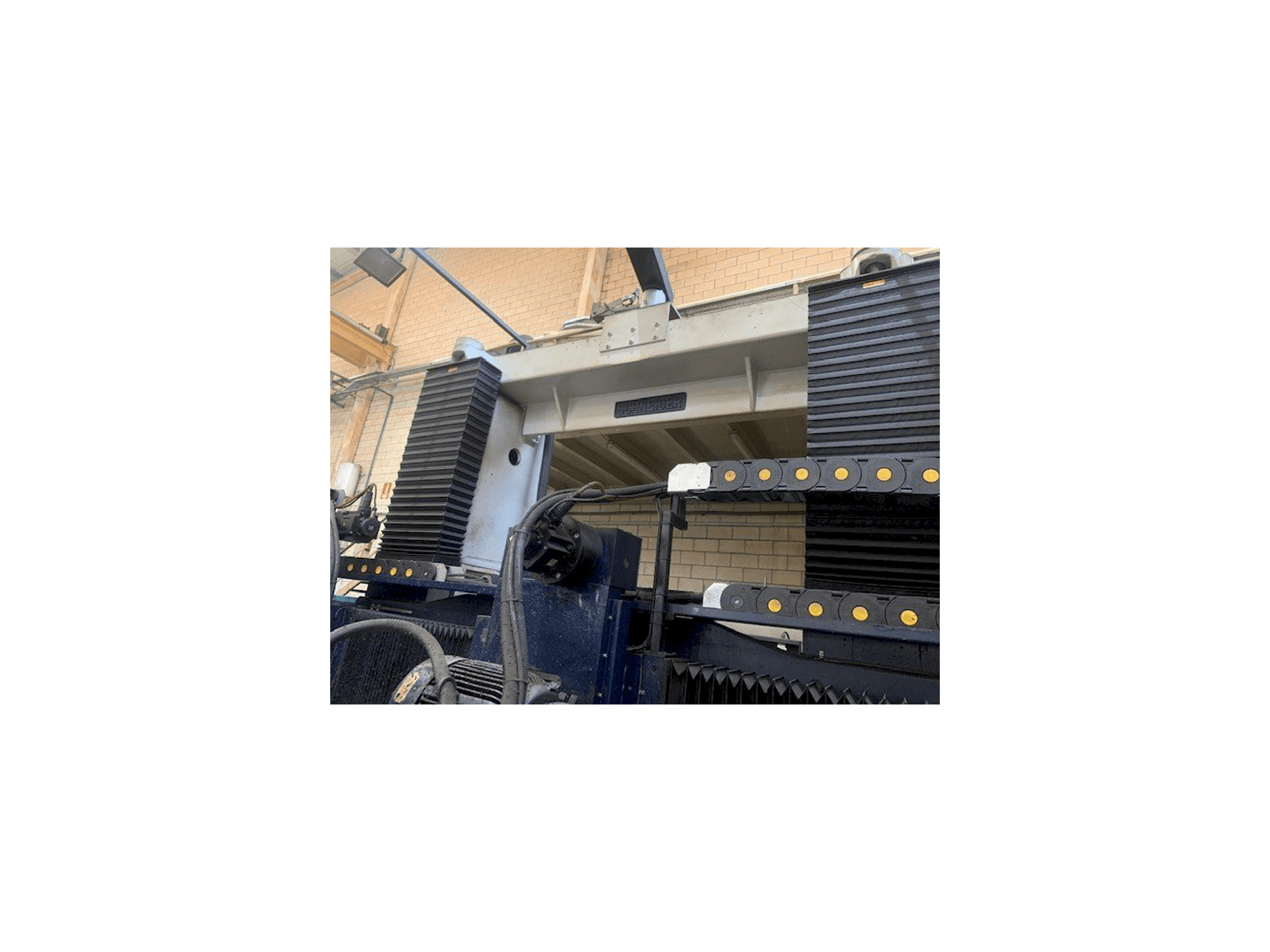 Vooraanzicht van Schneider DFS-4 machine