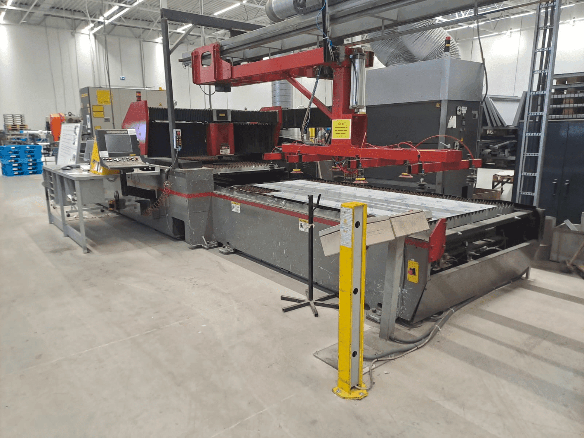 Vooraanzicht van Cincinnati CL-800 5 x 10 machine