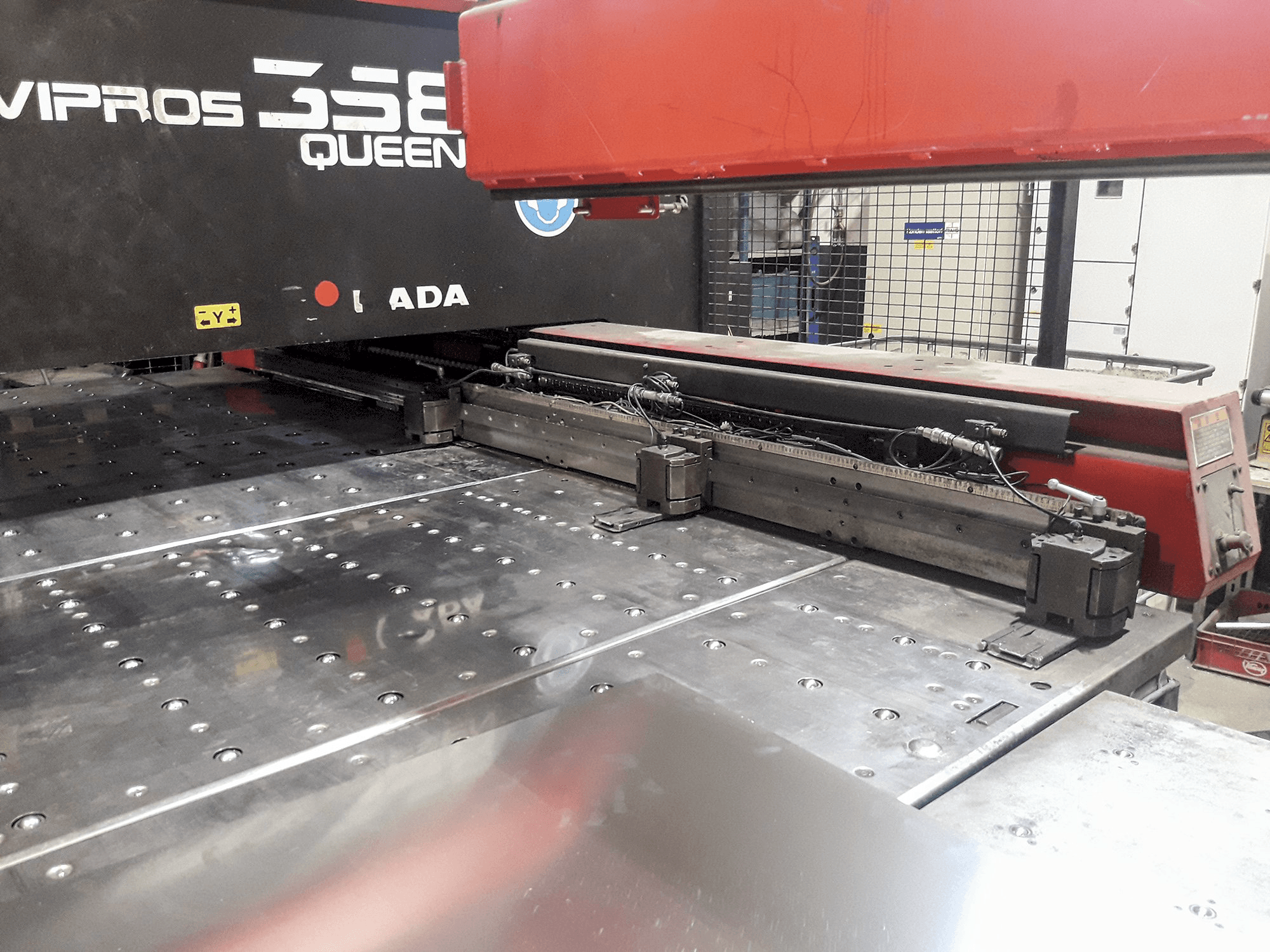 Werkruimte van AMADA 358 Vipros QUEEN machine
