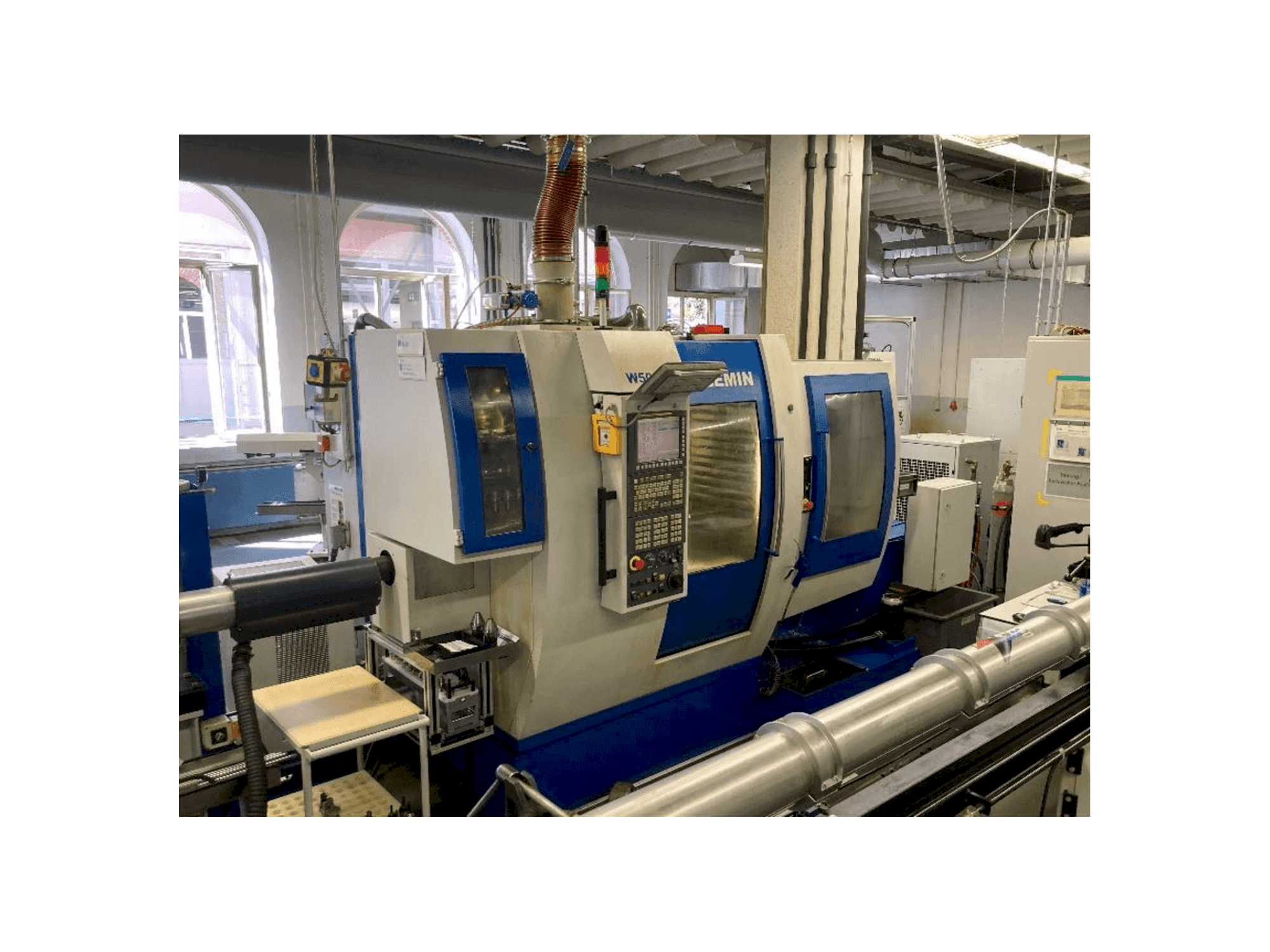 Vooraanzicht van Willemin-Macodel W508MT machine