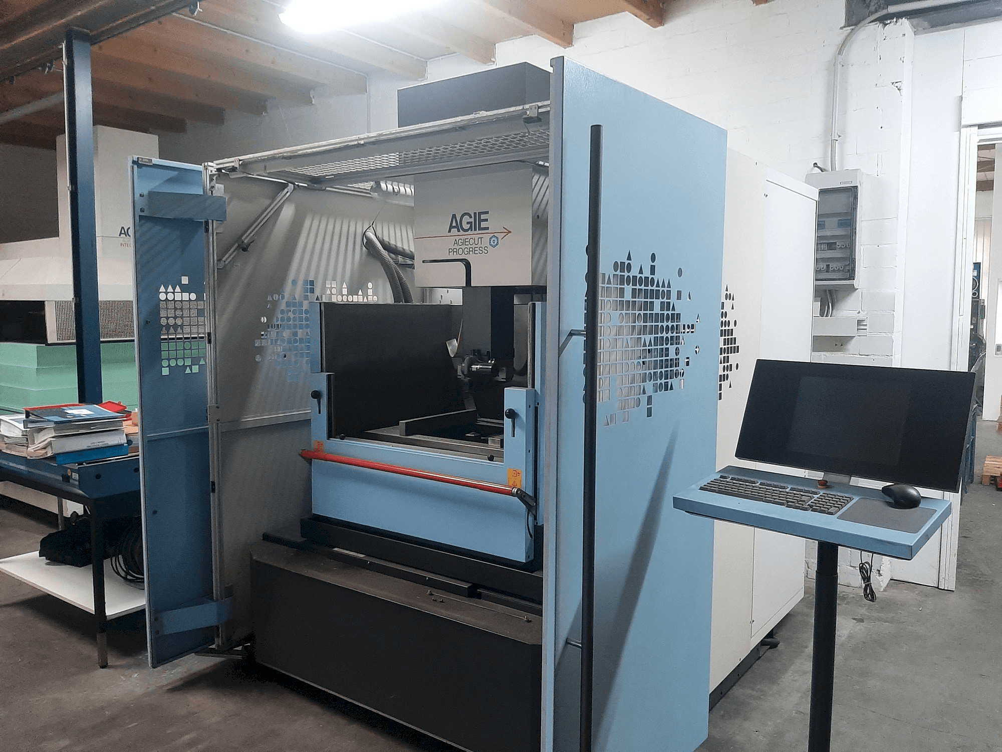 Vooraanzicht van AGIE Agiecut Progress 3 machine