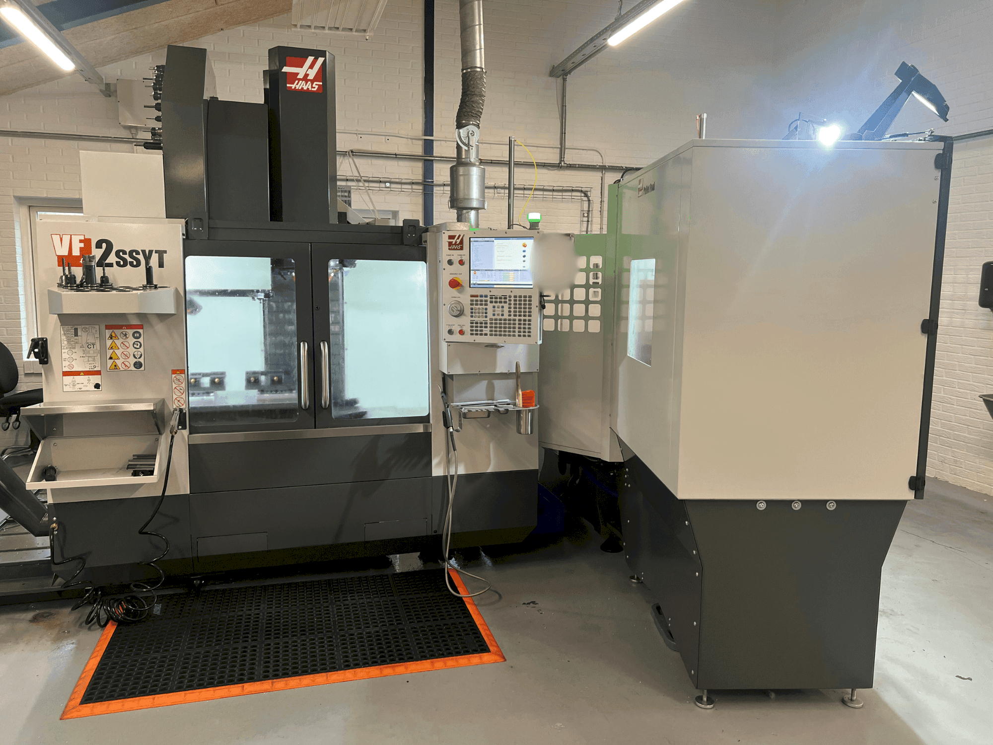 Vooraanzicht van HAAS VF-2SSYT machine