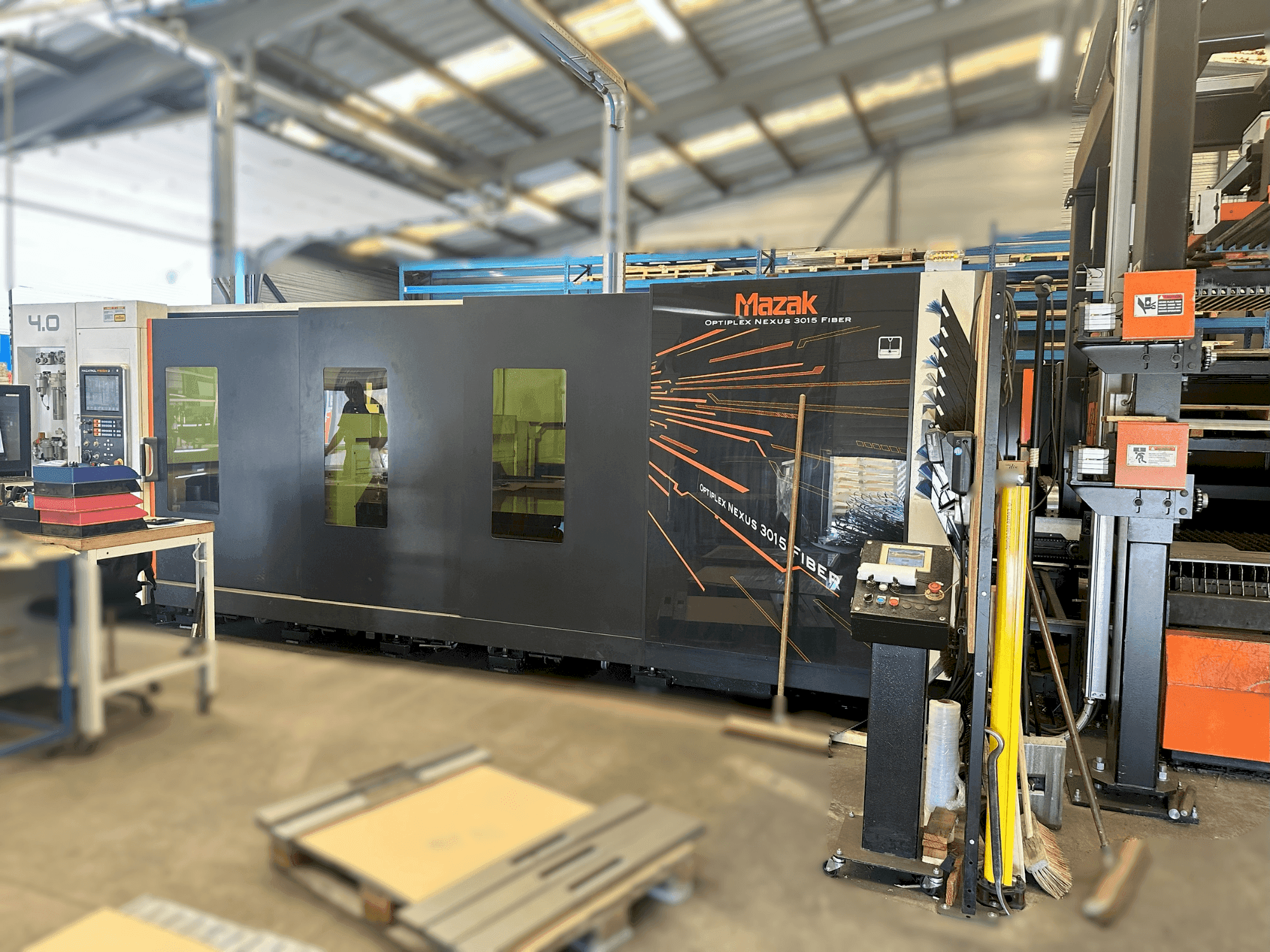 Vooraanzicht van Mazak Optiplex Nexus 3015 4,0kW Fiber + Fasani CSS3015 machine