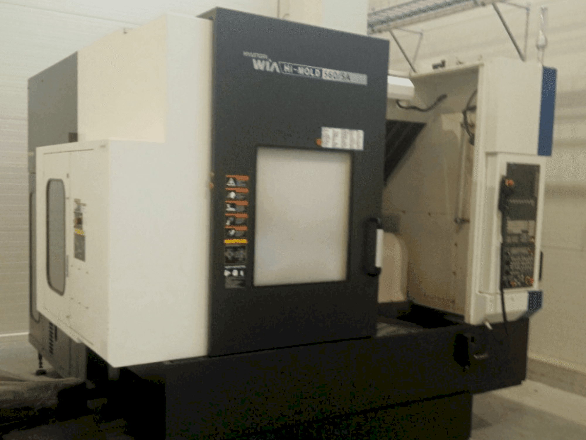 Vooraanzicht van Hyundai Wia Hi-MOLD 560/5A machine