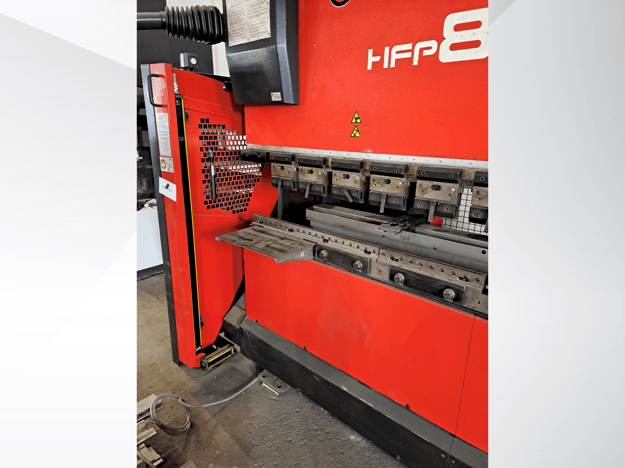 Vooraanzicht van AMADA HFP 80-25 machine