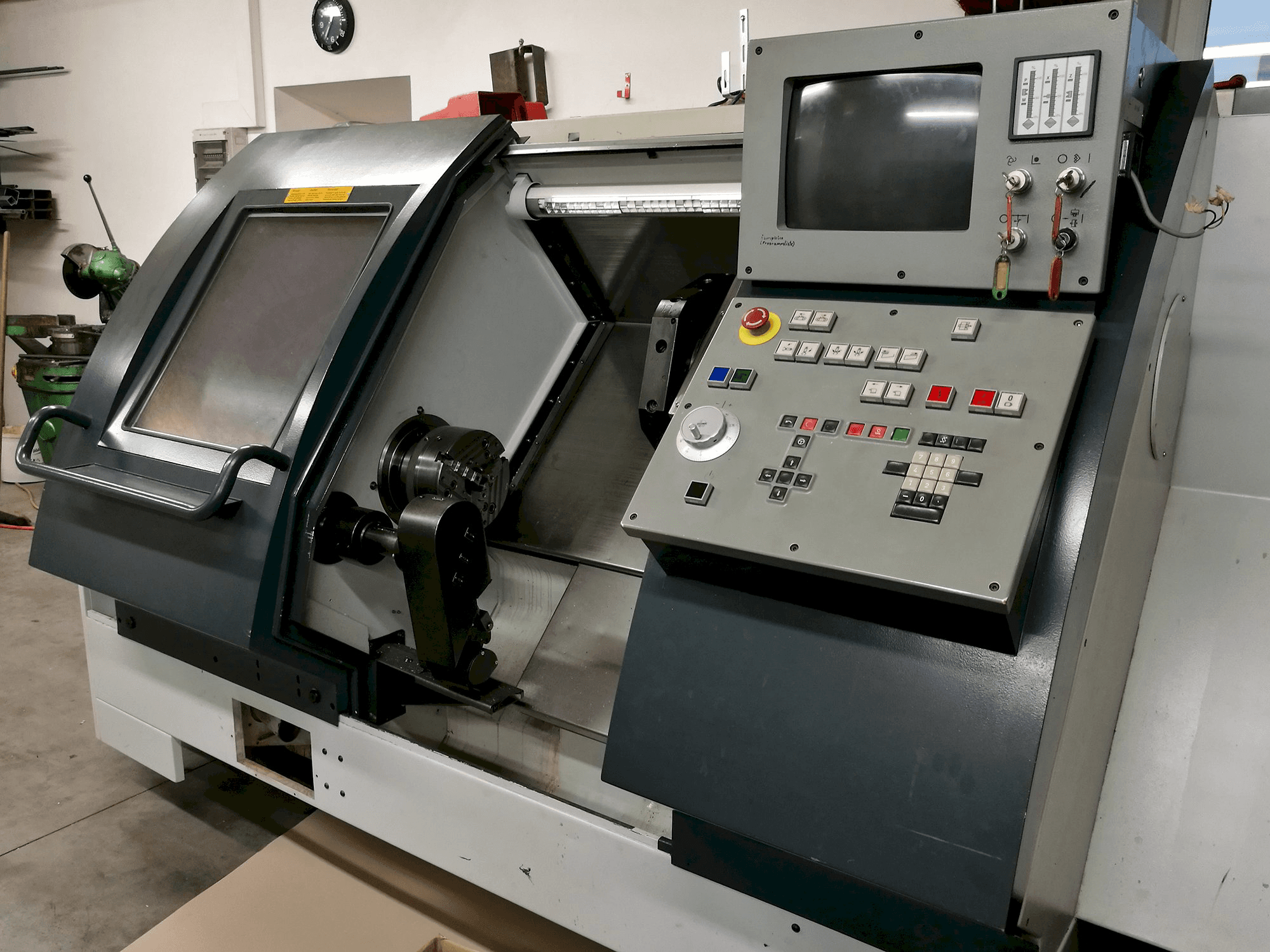 Recht aanzicht van Gildemeister CTX 400 machine