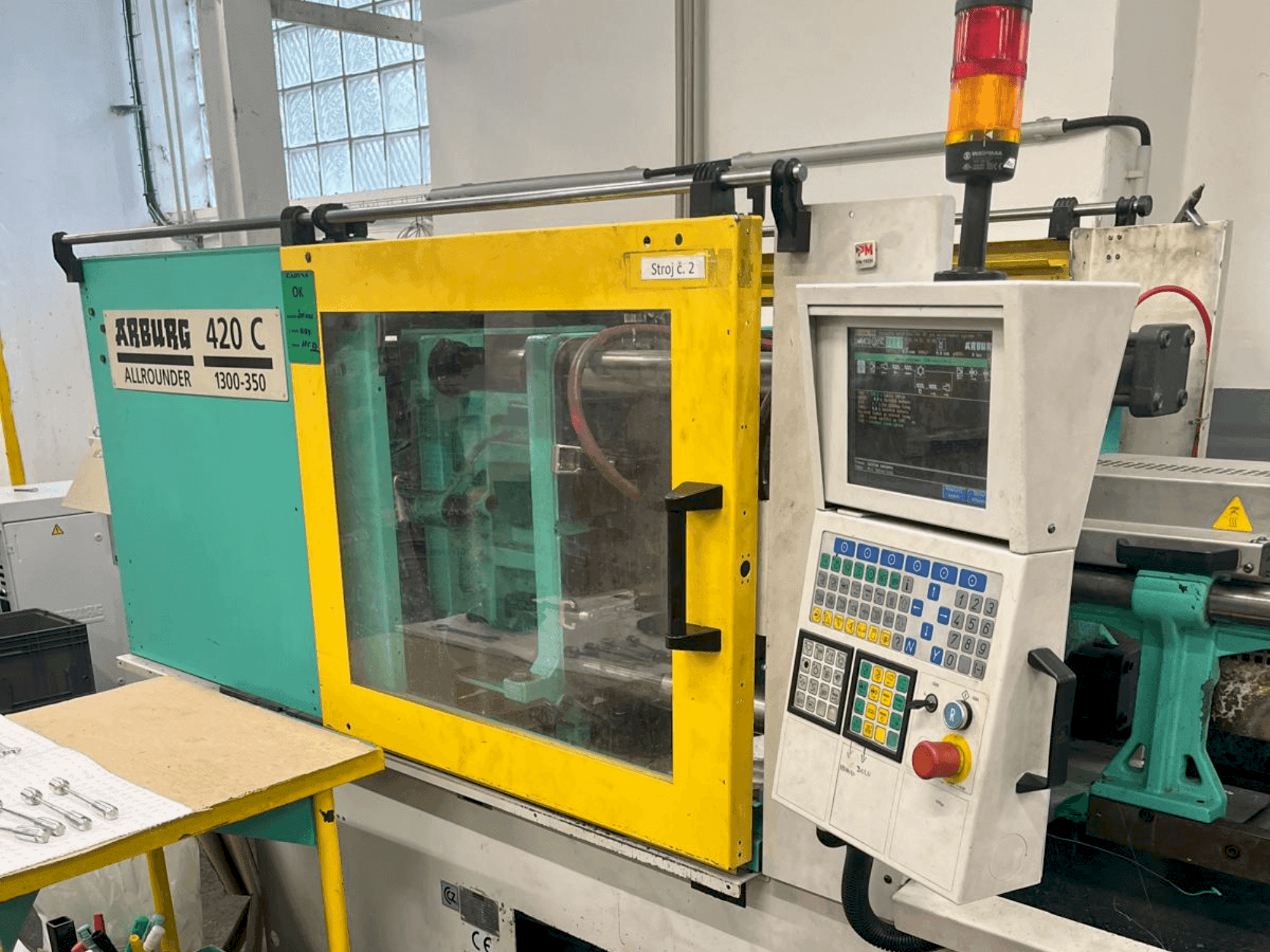 Vooraanzicht van Arburg Allrounder 420 C 1300-350 machine