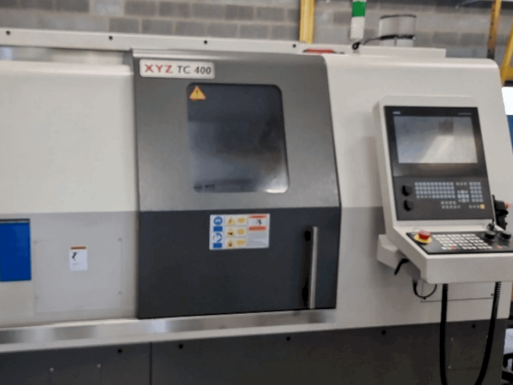 Vooraanzicht van XYZ TC 400 machine