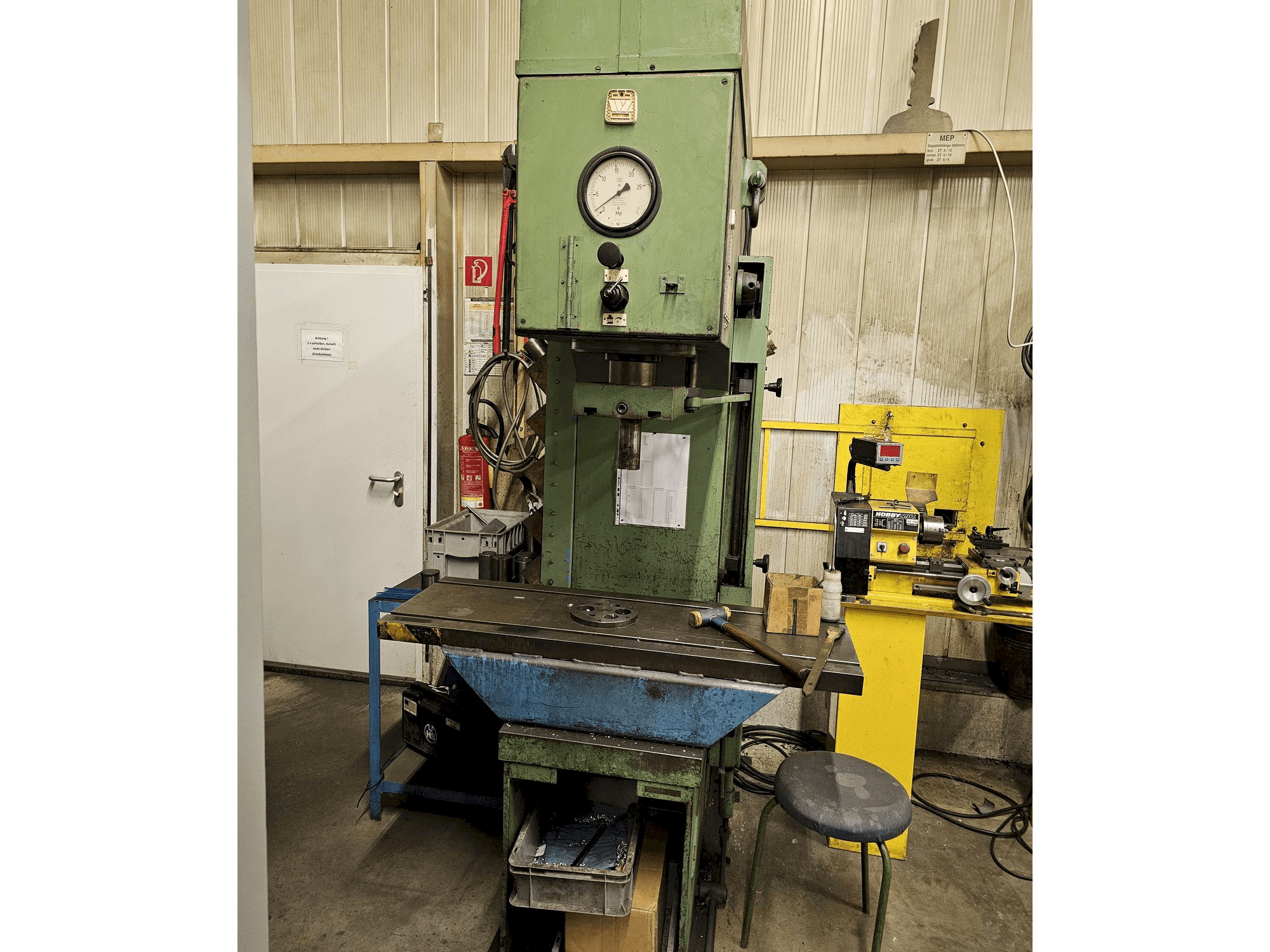 Vooraanzicht van VEB PYE/25/1 machine