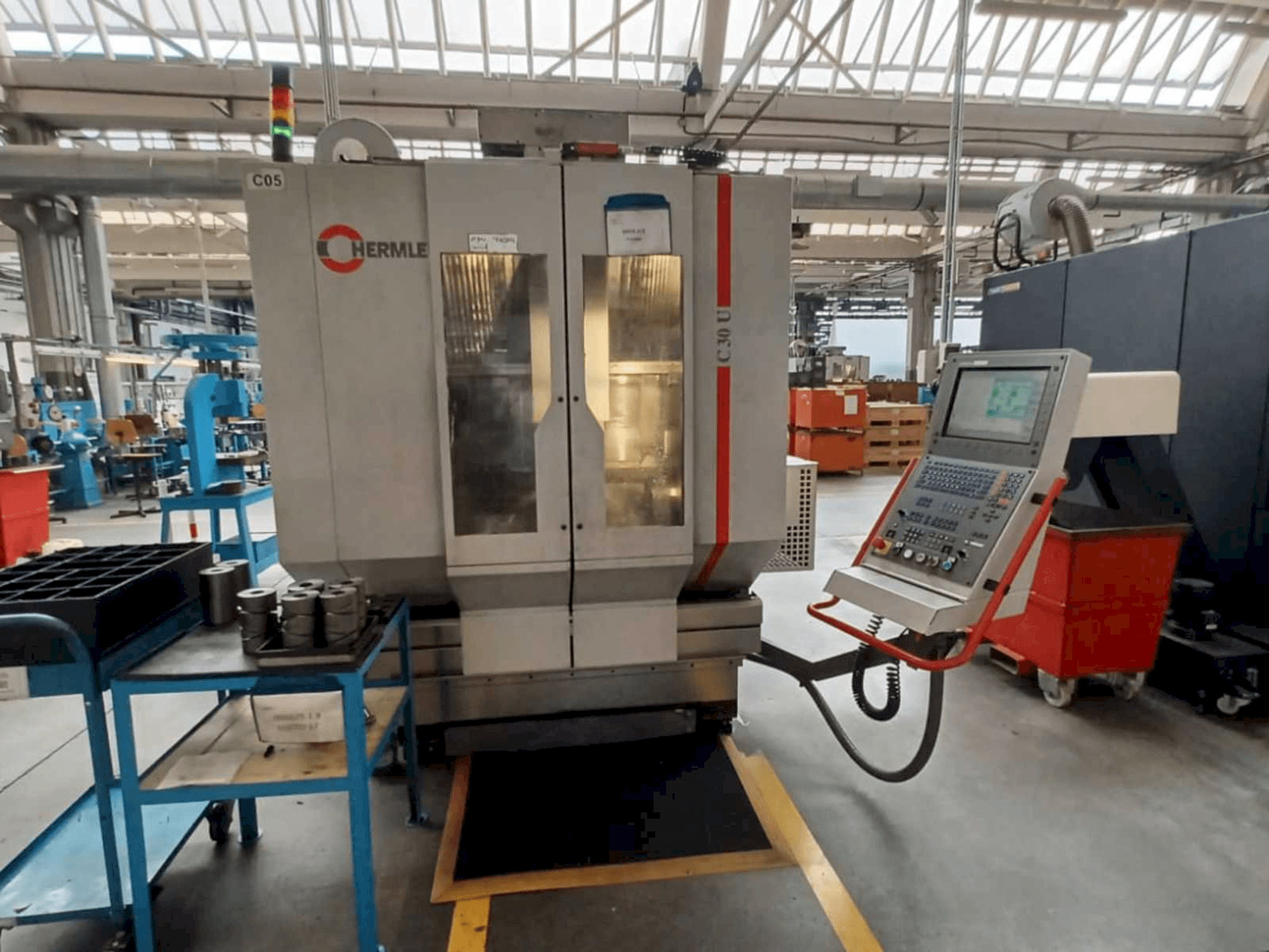 Vooraanzicht van HERMLE C30U machine