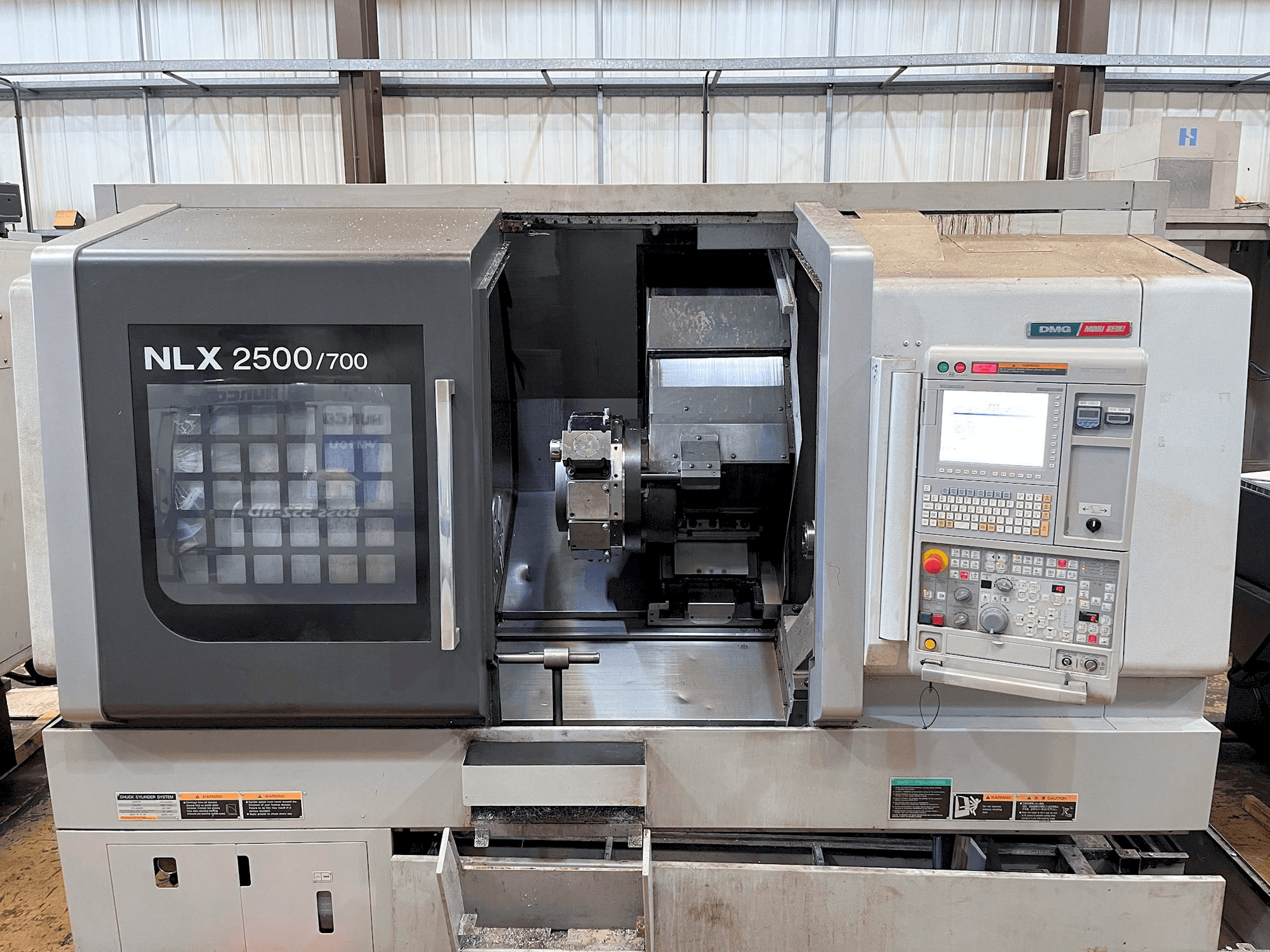 Vooraanzicht van MORI SEIKI NLX2500Y-700 machine