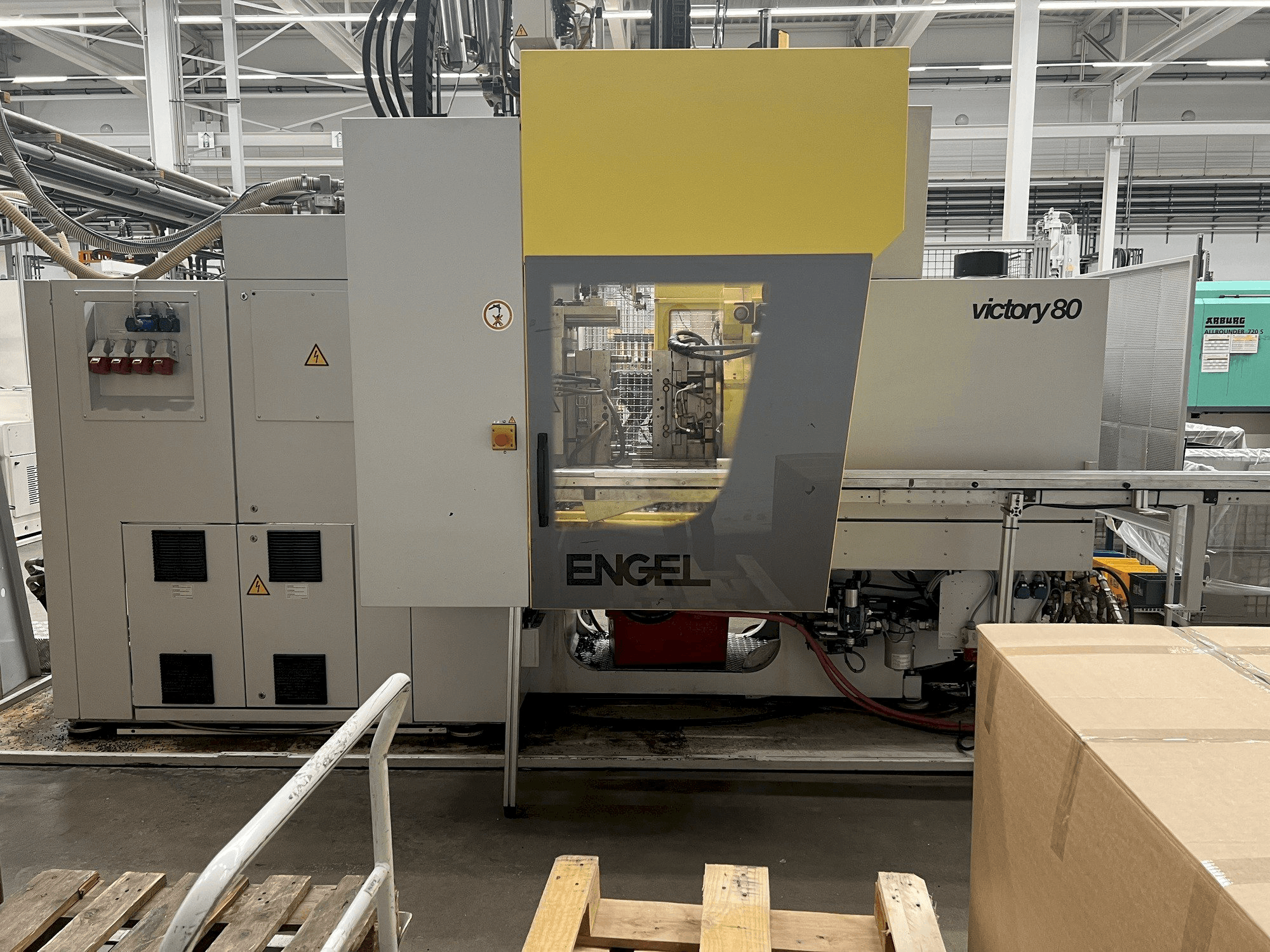 Vooraanzicht van Engel VC 330H/80V/80CO machine