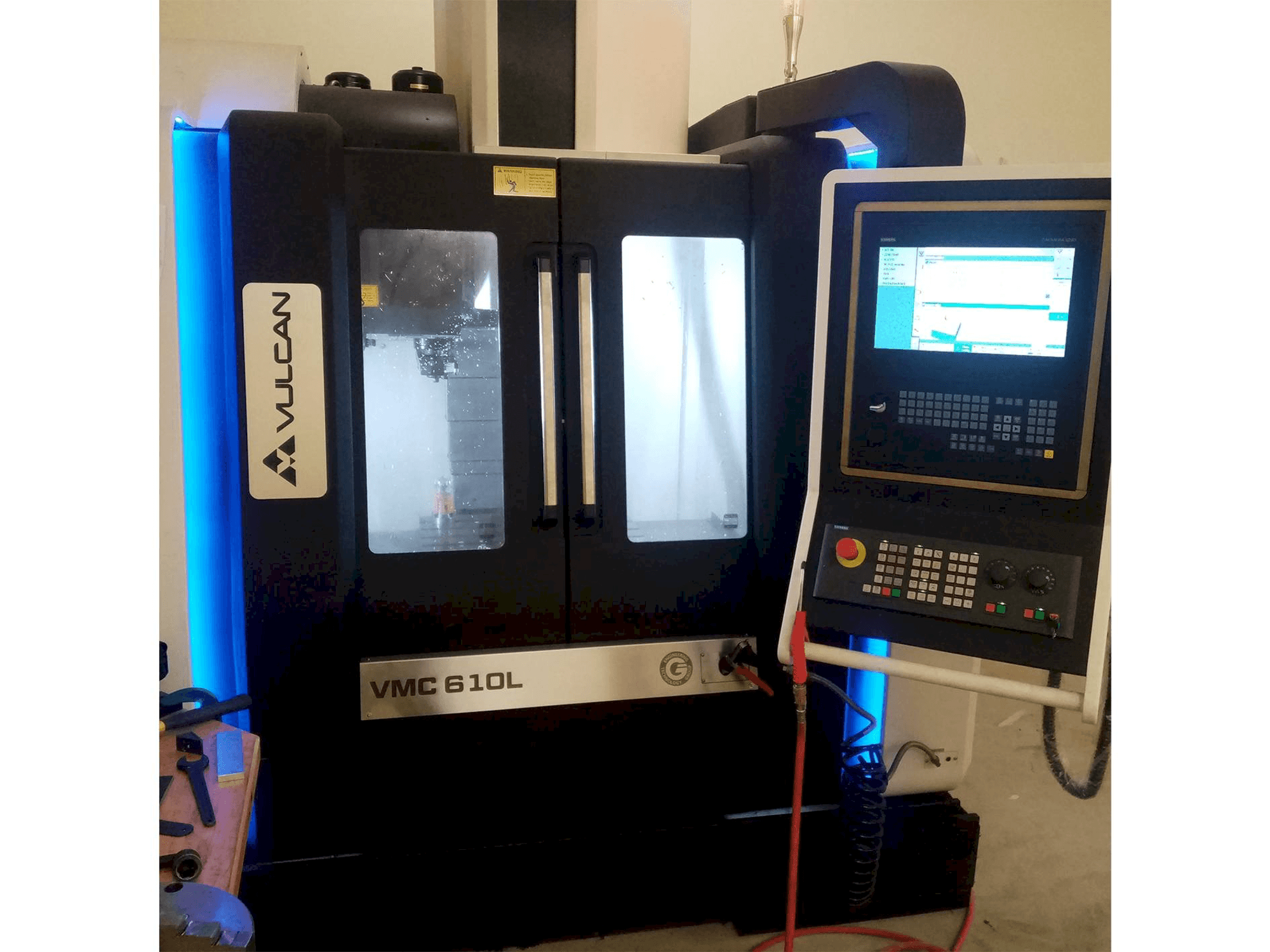 Vooraanzicht van VULCAN VMC 610L machine