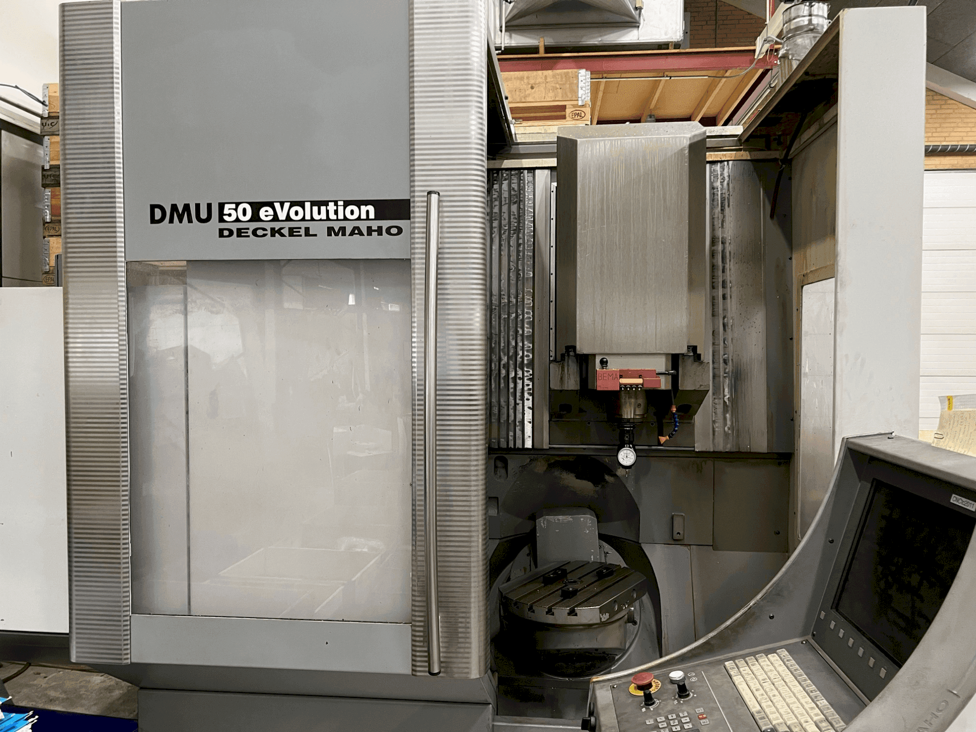 Vooraanzicht van DECKEL MAHO DMU 50 eVolution machine